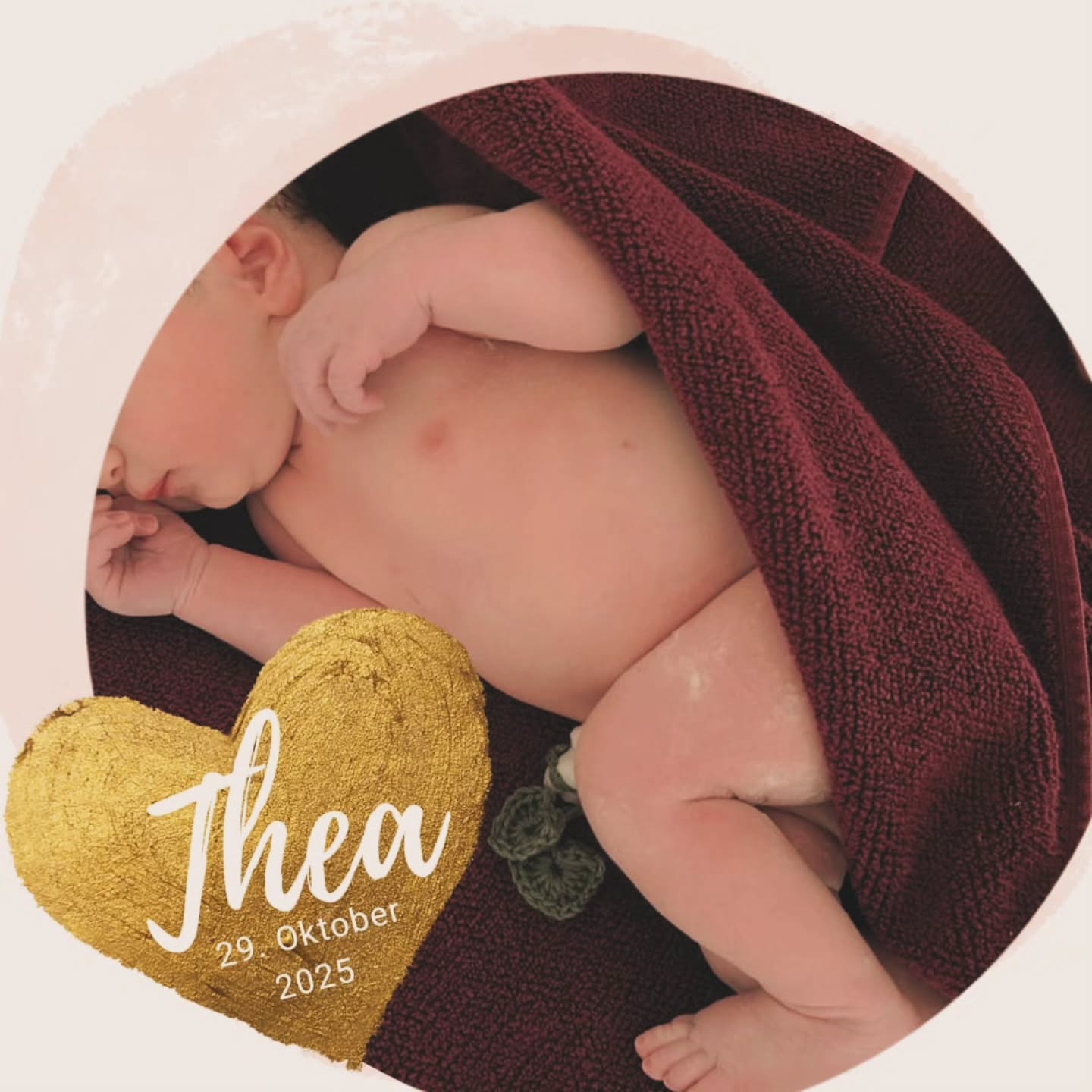 Willkommen kleine Thea❤️
Dein Name stand auf der Geburtskerze, die deine Schwestern für dich gemacht haben🙂
Wir haben uns sehr gefreut, dich an einem Mittwochmittag begrüßen zu dürfen.
Deine Geburt hat mal wieder gezeigt, wie individuell jede Geburtsreise ist.
Es ist so wichtig, auf sich und auf seinen Körper zu vertrauen.
Kraftvoll hat deine Mama dich im Wasser geboren.
Als es mit Papa und Mama nach Hause ging, fing das Abenteuer Familie für dich an.
Wir danken euch für euer Vertrauen!
Und mit Thea's Geburt schließen wir den Oktober und erzählen euch morgen vom November. Der Monat verlief dann ganz anders als geplant.
#geburtshaus #außerklinischegeburt #löhne #wassergeburt #wunder 66