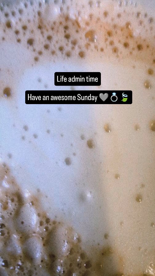 Happy Sunday chill vibes.
Frosty and clear - perfect time for apple pie chai with coconut milk, reading and writing.
What's your #perfectsunday ?
