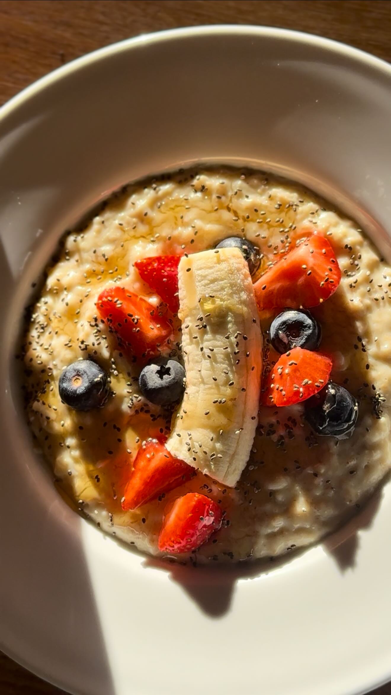 PORRIDGE 🥣
Slow Cooked Creamy Porridge Topped with Seasonal Fruit Honey and Chia Seeds
#breakfast #porridge