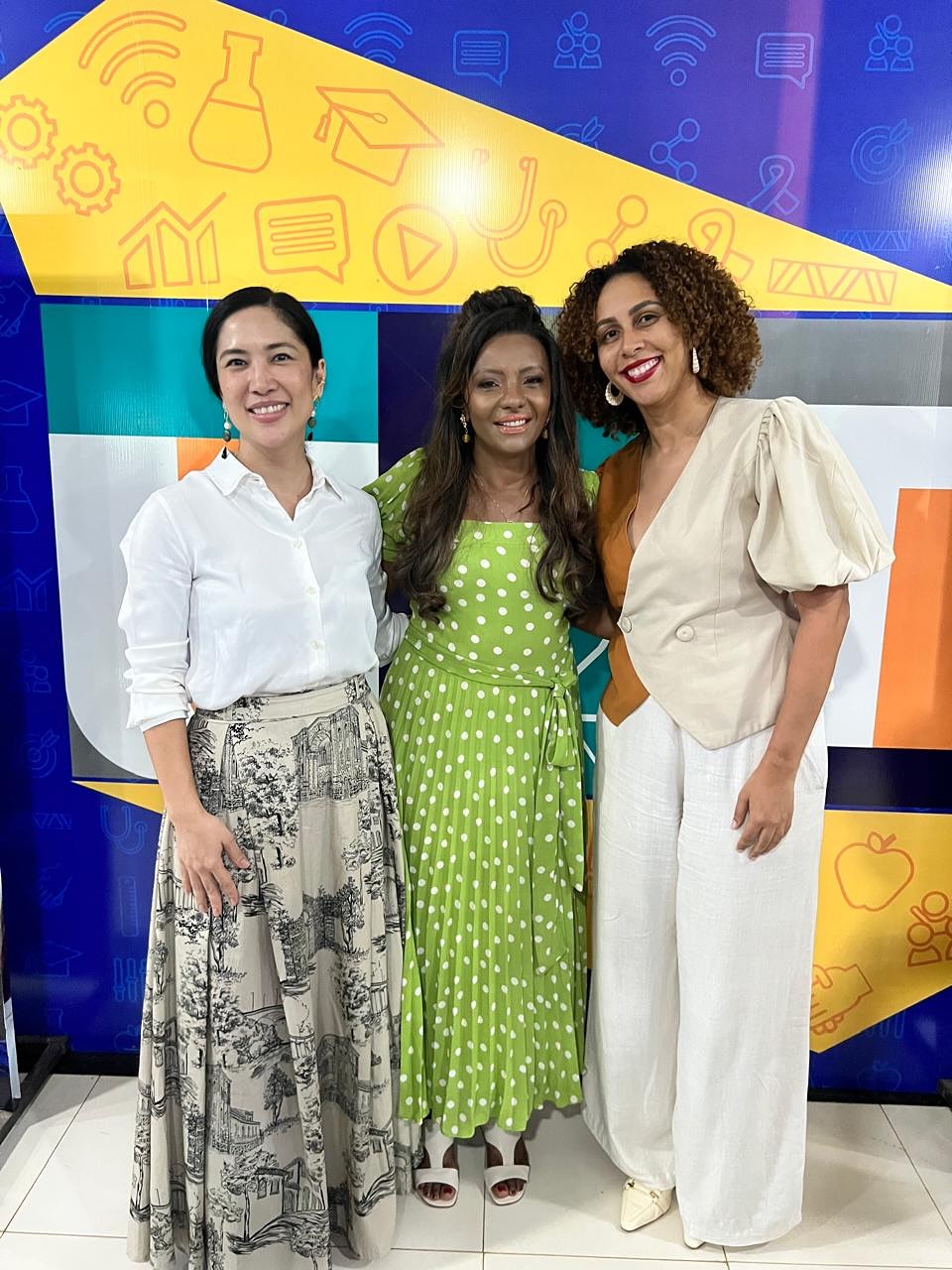 APROMP presente na posse da nova gestão da UFT🏫
Na noite do dia 13 de novembro, a APROMP participou da solenidade de posse da nova gestão da Universidade Federal do Tocantins (UFT), realizada no auditório do Centro Integrado de Ciência, Cultura e Arte (Cuica), no Campus de Palmas.
A presidenta Esther de Amorim Marinho Sio e a procuradora Maria Antônia da Silva Jorge representaram nossa associação neste momento histórico, que marcou a posse da professora Maria Santana como reitora e do professor Marcelo Leineker como vice-reitor para o período 2025-2029.
A posse da professora Maria Santana representa um marco importante: ela é a primeira reitora negra da UFT. Sua trajetória, marcada pela resiliência e dedicação à educação pública, inspira e reafirma o compromisso social da universidade.
A APROMP parabeniza a nova gestão e deseja sucesso neste novo ciclo, que promete ser pautado pelo diálogo, valorização da diversidade e fortalecimento da educação pública de qualidade.
#APROMP #UFT #EducaçãoPública #Palmas #Tocantins #ProcuradoresMunicipais