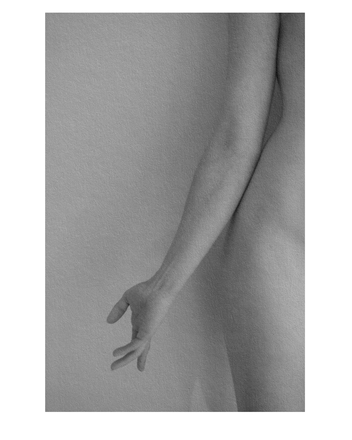 She dances in her own skin✨
#bodylove #womensbeauty #minimalphotographyart #pureaesthetic #selflove #authenticbeauty #feminineenergy❤️ #intimateportrait #naturalbeauty #celebrateyourself❤️ #simplebeauty #timelessbeauty #elegantminimalism