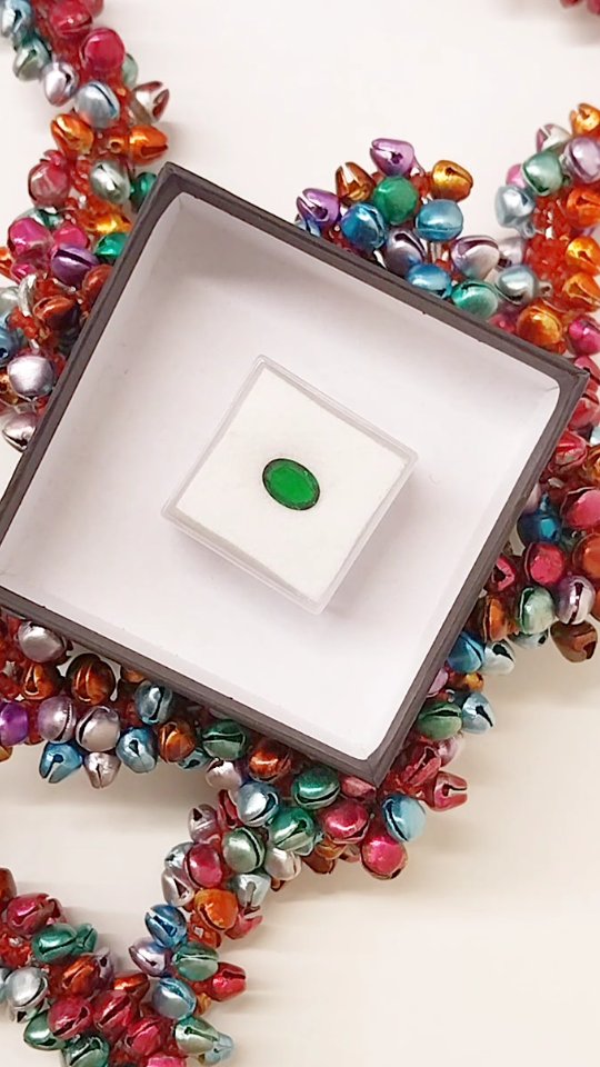 Te laat voor maatwerk? Niet voor een uniek kerstcadeau! 🎁✨
Wil je iemand verrassen met een persoonlijk juweel, maar is het voor maatwerk helaas te laat om dit nog klaar te krijgen voor Kerstmis? Geen zorgen — ik heb de perfecte oplossing!
Geef een prachtig doosje met een edelsteen (of twee bijpassende edelsteentjes voor oorbellen) naar keuze. 🎄💎 Het cadeautje dat je nu onder de boom legt, wordt later een volledig persoonlijk juweel.
Het mooiste eraan? Jouw vriendin, mama, dochter of partner kan na de feestdagen zelf kiezen wat ervan gemaakt wordt: oorbellen, ring, hanger… helemaal op haar maat en stijl.
Hoe uniek en persoonlijk wil je het hebben?
Ik heb al prachtige edelsteentjes vanaf €8 — ideaal om een origineel, betekenisvol en toch betaalbaar cadeau te geven.
Liever iemand écht laten schitteren? Dan is dit hét kerstcadeau. ✨💝
#juweelontwerp #goud
#uniekejuwelen #juwelenontwerp #antwerpgold #costummade #juwelenopmaat #goudsmid #kooplokaal #e #goudsmidatelier
#shinebright #belgischontwerp #kapellen
#geboortesteen #maatwerkjuwelen
#maatwerk #juweelontwerp #jijbentgoudwaard
#handmade #jewelrydesign #handmadejewelry
#goudsmidantwerpen #yourpersonalgoldsmith #brasschaat #maatwerk #costummade