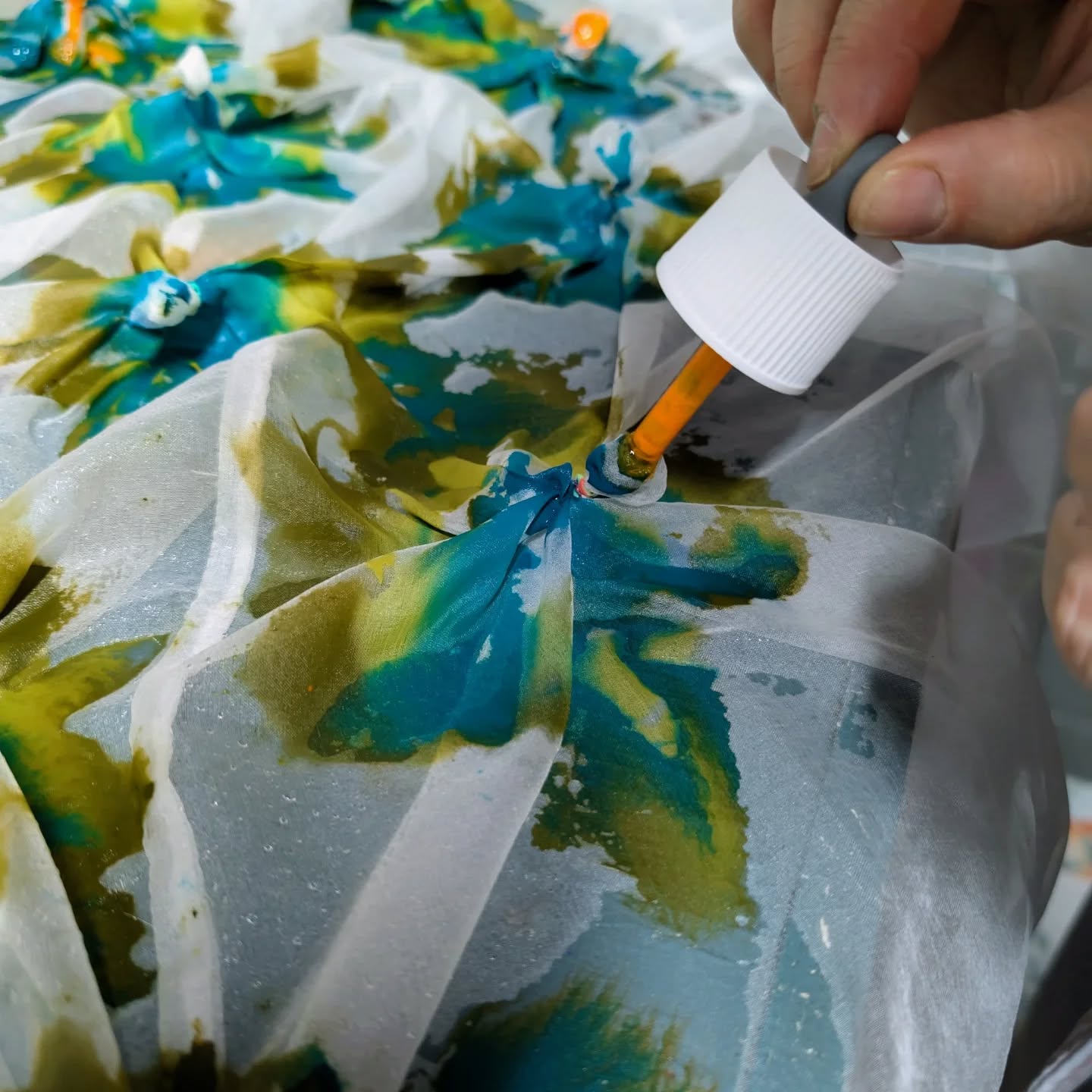 Antes de ser vestido, la seda es lienzo.
Pliego, sujeto y pinto para dirigir el color —turquesas y verdes minerales— que dibujan la memoria del material. El resultado: una pieza irrepetible, hecha para acompañarte mucho tiempo.
#EveValverdeAtelier #Upcycling #CostaRicaFashion #OneOfOne #HandcraftedLuxury #SustainableCouture #Silk #Organza #Shantung #ArteTextil