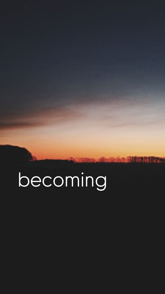 Ich bin
meine Urnatur
mein Leben
Ich muss nichts mehr werden, ich bin.
Tief in mir bin ich vollkommen.
Schon immer
Meine Erfahrungen haben mich geformt, verformt
Meine Erlebnisse haben Schichten um mich gelegt
Schutzschichten, Anpassungsschichten, Überlebensschichten
Wichtig zum wachsen
wichtig zum bewältigen des Anfangs,
heute überholt, bremsend, alt
jedoch wichtig um mich finden zu können
jede Schicht ist durch meinen Urinstinkt geformt worden
jede Schicht ist ein Wegweiser zu meiner Urkraft
Tief in mir bin ich vollkommen,
unter allen Schichten bin ich meine Urnatur
sie schimmert immer durch
sie führt mich,
zeigt mir den Weg
Stück für Stück befreie ich sie
Angezogen von meiner Urkraft
befreie ich mich immer weiter
In dem Wissen das ich niemals fertig sein werde
In dem Wissen das ich schon vollkommen bin
In dem Wissen das es ein Paradoxum ist
Ich bin stets vollkommen und stets am Werden
Das ist Evolution
Ich befreie meine Urkraft
Ich werde ich und ich bin ich
Ich finde meine Urnatur und bin sie gleichzeitig schon
Es geht niemals um das Ergebnis, es geht um den Weg
Jede Hürde ein Quantensprung zu mir
Jedes Tal eine Neuausrichtung auf das bewegliche Ziel
Ich bin am Werden
für immer
werden
becoming
becoming rewild – forever
_______________
Tattoo by @glut.tattoo_buxtehude ♡