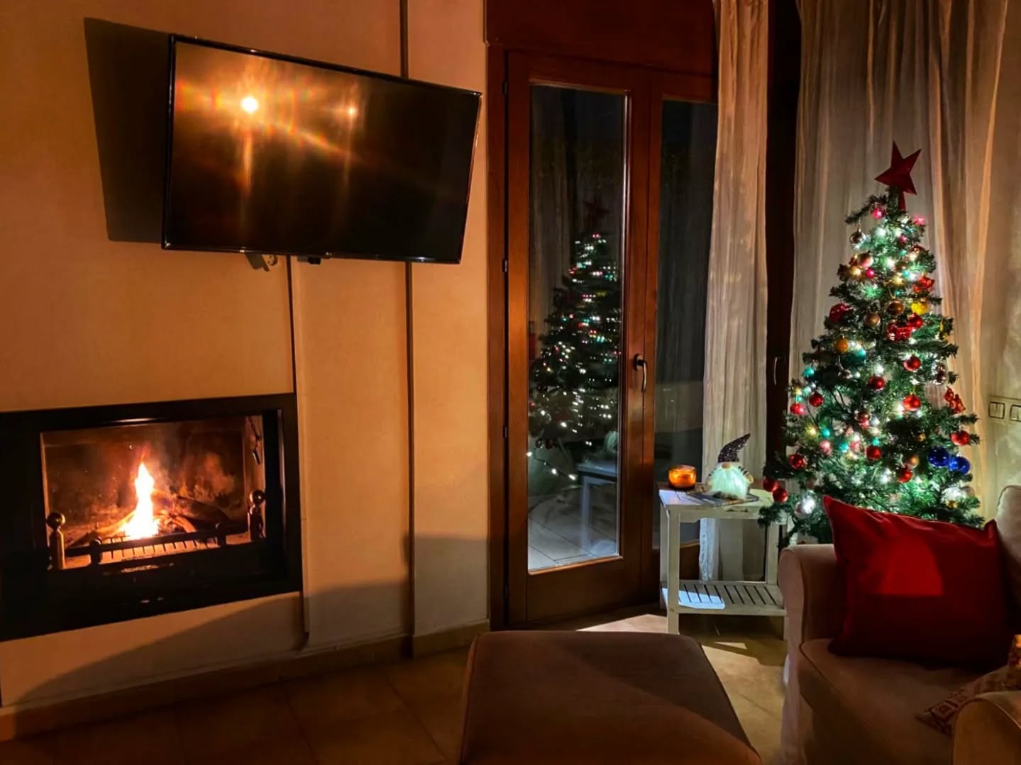 Si este año quieres despedirlo sintiendo más que haciendo, aquí tienes un lugar para encender el fuego, brindar por lo vivido y empezar lo nuevo con calma, calor y compañía bonita 🫶🏽
Ca La Mary te abre la puerta para un fin de año especial ✨
#CaLaMary #vidreres #findeaño #vuelveacasapornavidad #escapadaconencanto #casavacacional #girona #petfriendly #slowliving