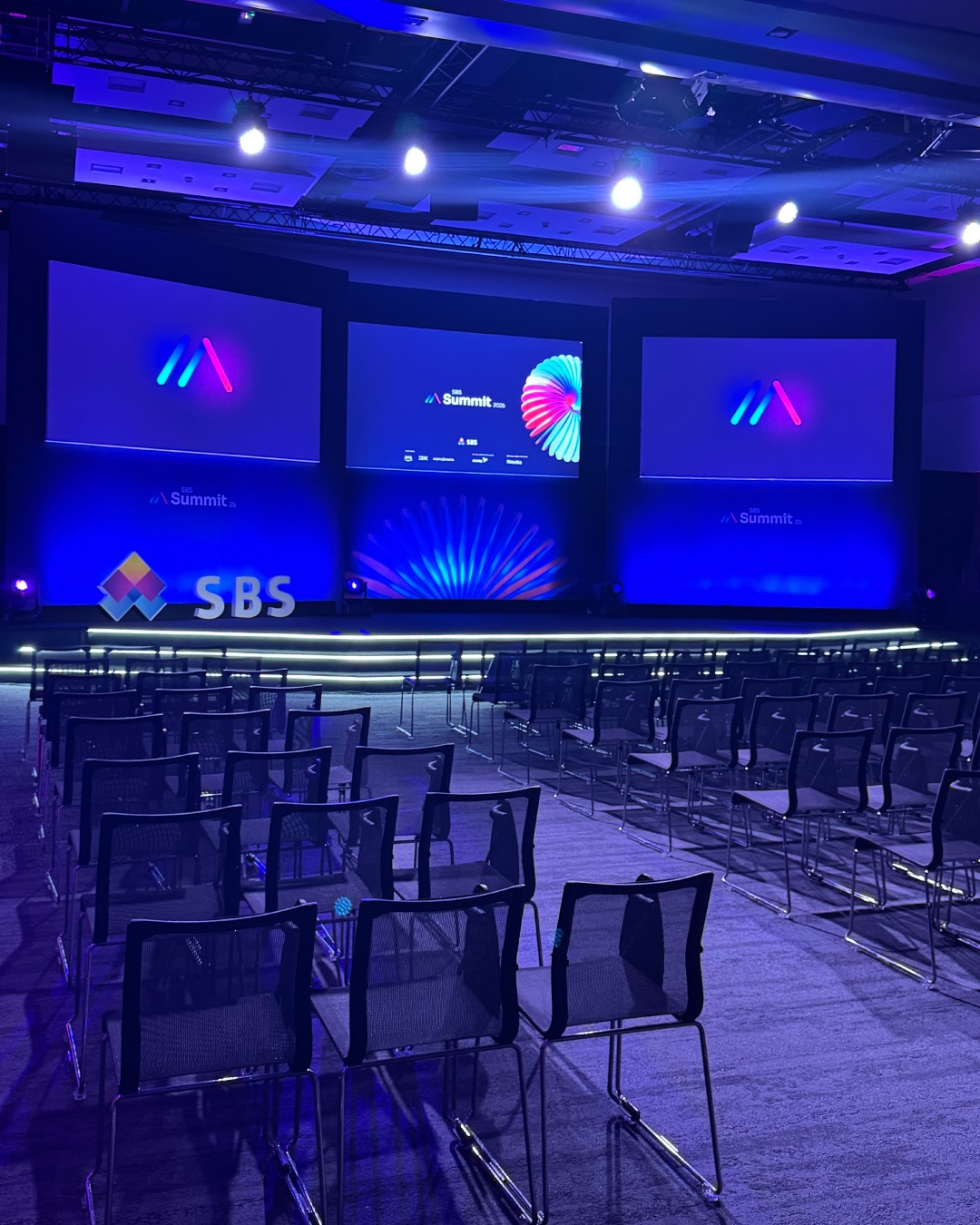 Plenière lors du SBS Summit 2025 avec la création d'une scène sur-mesure 🎤
#event #evenement #eventagency #eventparis #eventplanner #summit #sbs #banking #eventprofs #plenary #convention #SBSSummit #Evenementiel #Scenographie #TeamWork