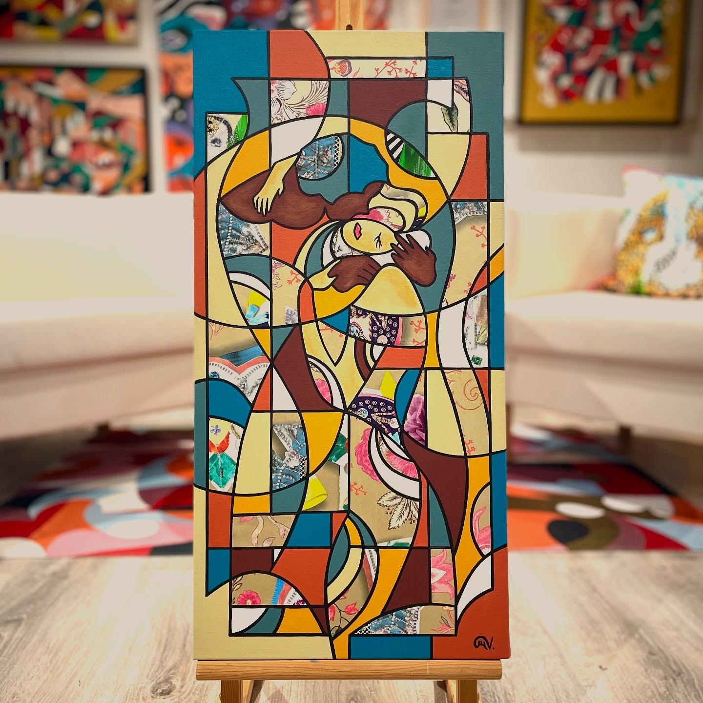 Titre : GOLDEN KISS II 🆕
Dimensions H60 x L30 cm Châssis 3D
Collage et Acrylique sur toile - Oeuvre originale
Disponible 💚
~~~~~~~~~~~~~~~~~~~
« Dans cette réinterprétation contemporaine du Baiser, l’artiste revisite l’héritage de Gustav Klimt à travers un langage graphique aux allures de vitrail. Les silhouettes enlacées se déploient en une mosaïque de formes géométriques, où la ligne noire structure l’espace tout en laissant affleurer des fragments de papier peint doré signé Christian Lacroix. Cette technique mixte de collage et peinture crée un dialogue entre opulence décorative et abstraction moderne, célébrant la puissance du geste amoureux.»
•
•
•
•
#artwork #Painting #Art #peinture #collage #christianlacroix #Artistepeintre #creation #atelierdartiste #artstudio #artcontemporain #lebaiser #klimt #gustavklimt #50nuancesdemarguerite #maguyvaz