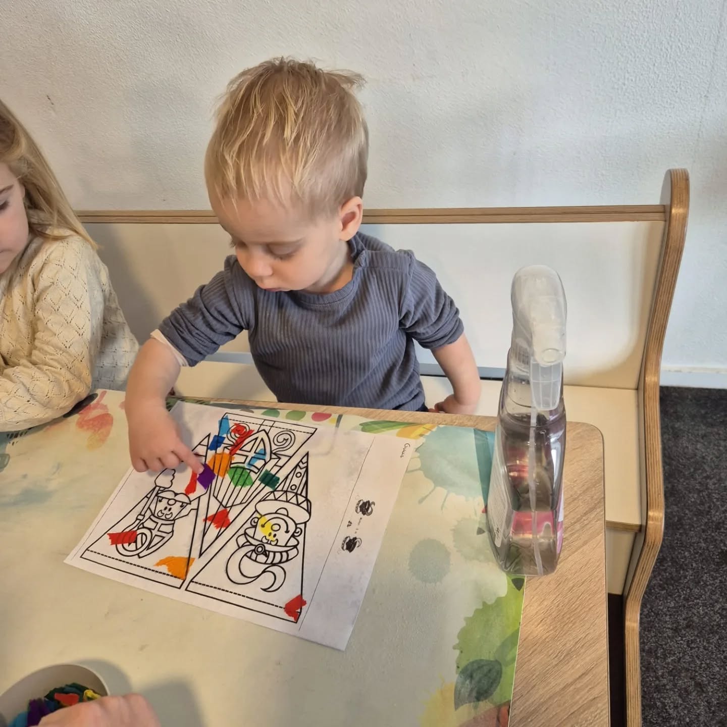 Vandaag maakten wij een tovertekening. Water spuiten, vliegerpapier er op en wat gebeurd er dan...