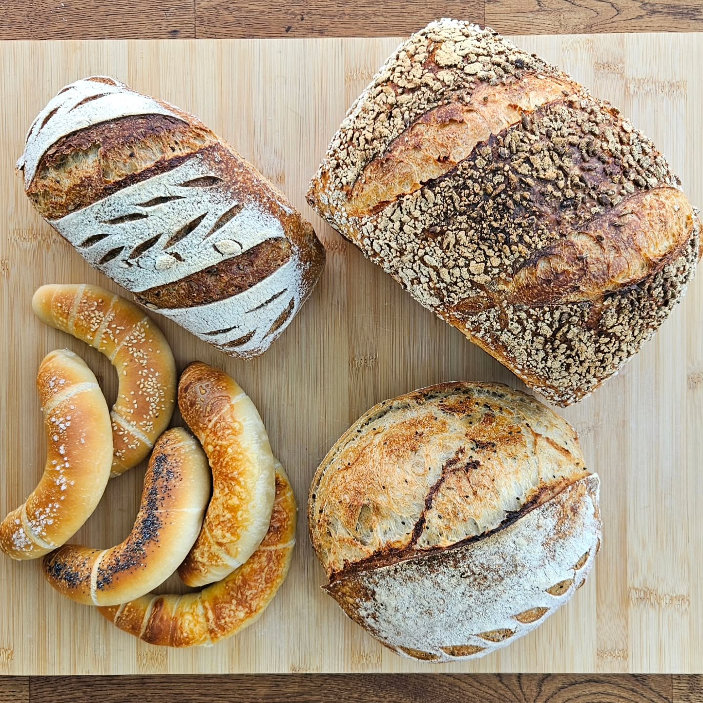When it’s freezing outside, a good sourdough warms the heart! ❄️❤️
Stay warm, stay fed, stay happy! 😀
#fridayvibe #bakedbythevarga #sourdoughlove #artisanbread #breadlovers