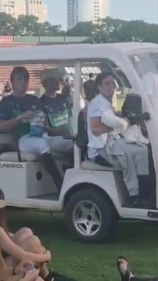 Cuidadoooo Cuidadoooo!!!
Camino a la premiacion esquivando a los espectadores qua acamparon en la cancha 1 de Palermo.
Tendrán seguro???
#siemprepolo
#somospolo
#veniaverpolo
#vivielpolo
#sentielpolo
#revistapololive
#triplecorona2025