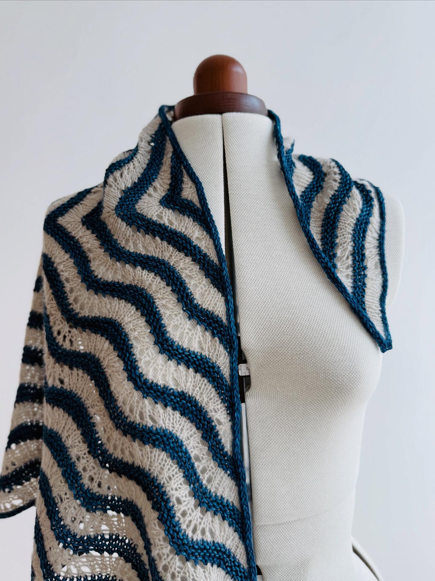 The #jeanscarf is loading and I can already imagine it in a lot more color combinations 🤩 The pattern is coming on Saturday and my test knitter Sonia @quitecozyknits had the idea that this pattern might be the perfect advent pattern: We have 23 stripes for 23 advent yarns and the 24th can be used for the I-cord border 🥰 Unfortunately I am always missing the time slot to order a yarny advent calendar for myself, but maybe you are better organized than I am and have been looking for a good pattern to make with this yarn ☀️
.
.
.
Pattern in progress: Jean Scarf
.
Yarn: Roma in the shade Muskat by Lamana Yarns and Arroyo in the shade Bobby Blue by Malabrigo Yarns
.
Advertising
.
#knitting #knittinglove #knittingaddict #knitknitknit #nevernotknitting #iloveknitting #imakemyownclothes #handmade #diy #slowfashion #knitspiration #knittinginspiration #knittingismyyoga #knitstagram #knittinginstagram #knittersgonnaknit #knitter #knittersofinstagram #knittersoftheworld #knitwear #contemporaryknitwear #cableknitting #strikking #strikkedilla #strikkeinspo #tricoter #tejer #tejido #tejeresmisuperpoder