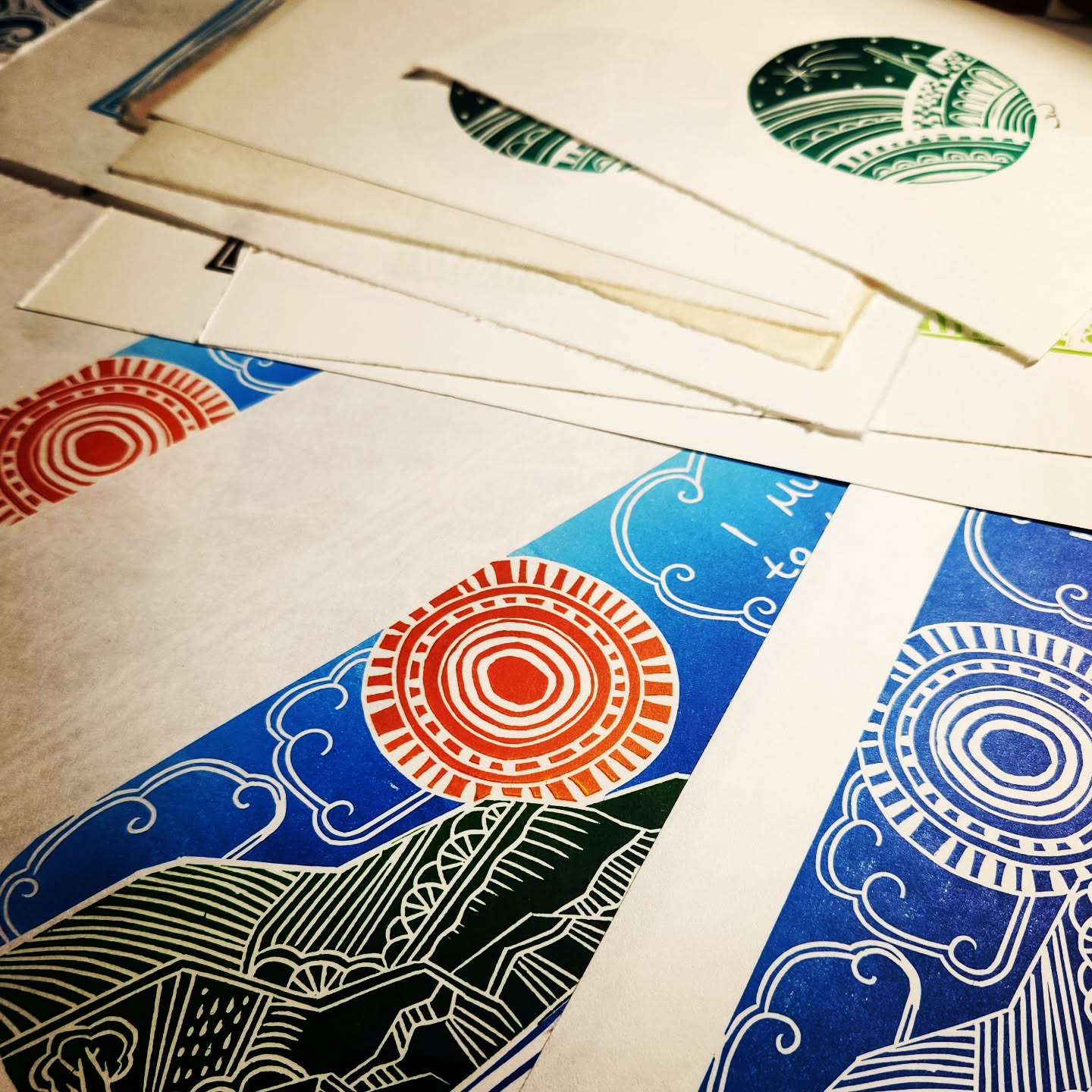 Wrapping for the festive markets.
They get taped to board (with matching coloured washi tape 😊) The board is stamped with my details, then popped in a cellophane bag. Then I add a sticker.
#wrapped
#linocuts
#cornwall