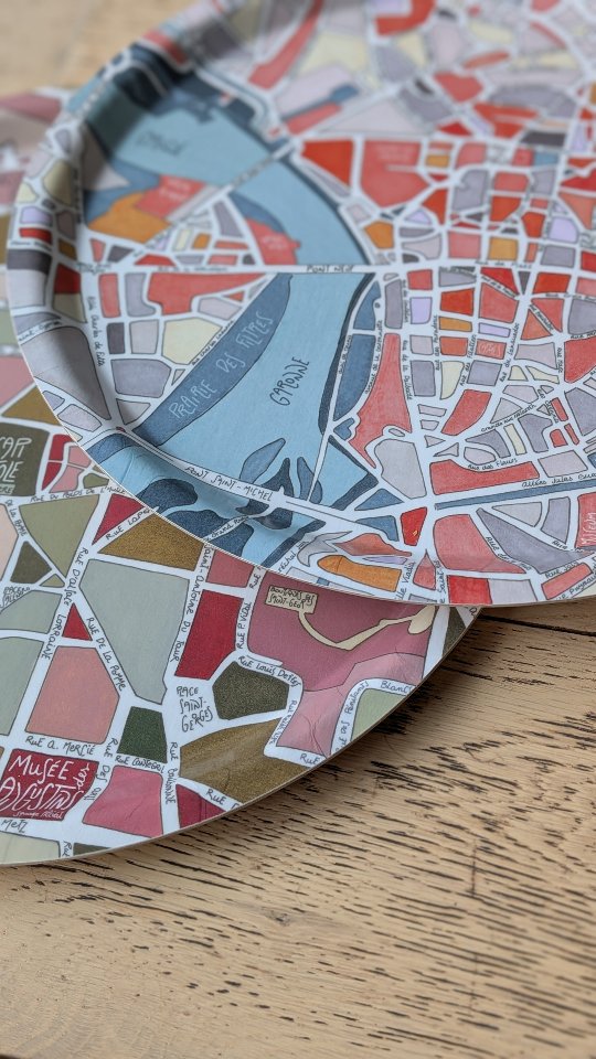 Toulouse sur un plateau !! 🩷
Non pas 1 mais 2 plateaux illustrés avec la Carte de Toulouse pour une version toute ronde 🟡🟤🟣
2 modèles au choix :
- le plan élargi du centre ville
- le plan zoomé sur le centre historique
Plateaux ronds diam.31cm
Fabriqué en bois de bouleau certifié FSC, en Suède.
#toulousemaville #toulouse #illustratricetoulousaine