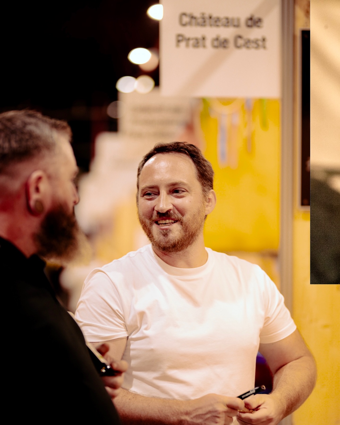 Derrière ce salon, il y a un collectif : vignerons, agriculteurs, artistes, tous reliés par le même souci du travail bien fait.
Ce que vous voyez ici, ce sont des heures de gestes précis, de doutes, de recommencements.
Merci à celles et ceux qui prennent le parti du savoir-faire, du local, du réel. C’est grâce à vous que tout cela tient ⚡️
👉 Nous sommes encore là jusqu’à 19h ce soir, on vous attend !
#salondelagriculture
Reportage-photo @jamayaphotography