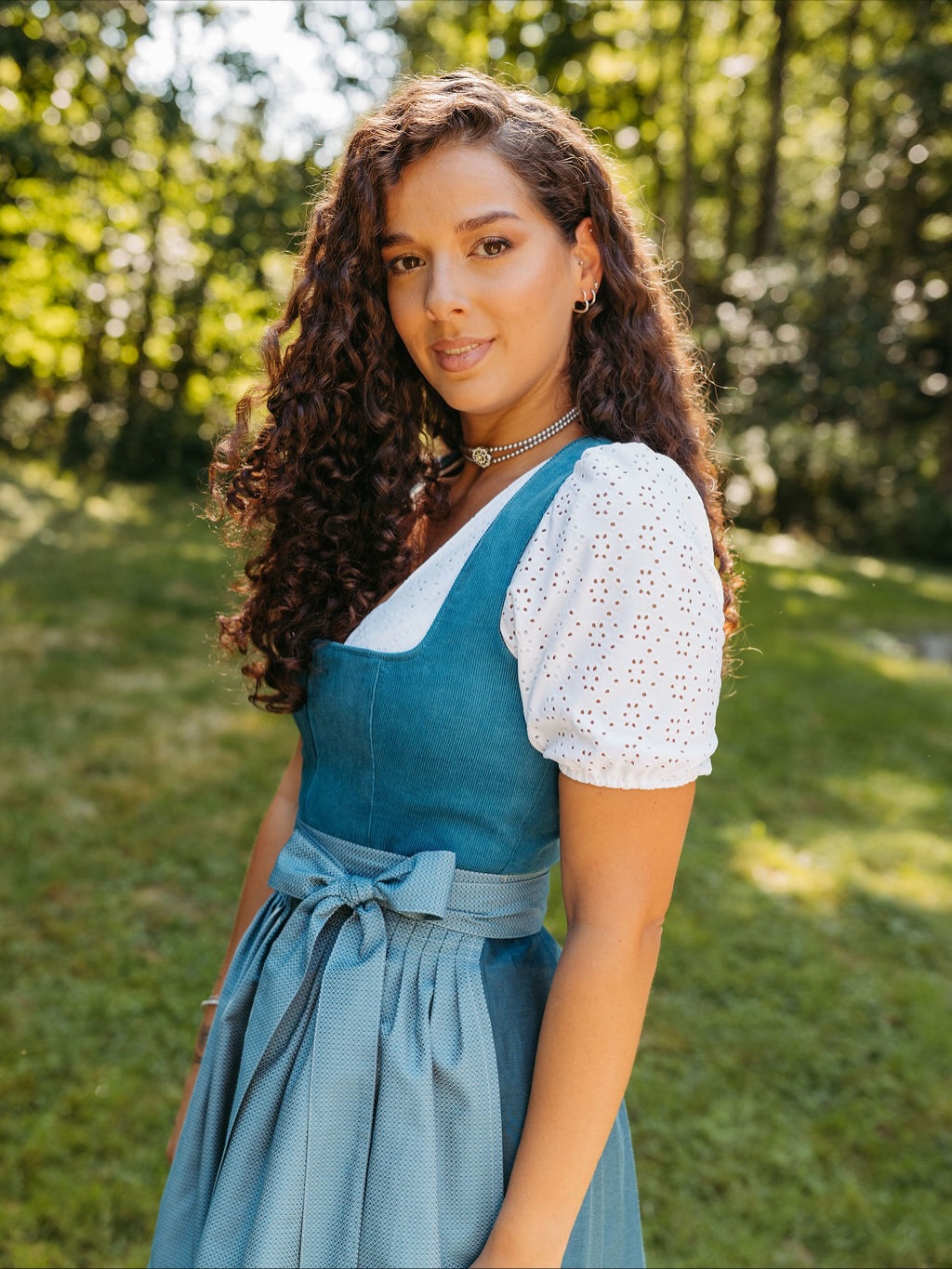 Wenn draußen alles Grau in Grau ist, darf dein Outfit umso mehr strahlen!
Dieses Dirndl in kräftigem Petrol ist nicht nur ein echter Hingucker, sondern bringt Farbe und gute Laune in trübe Tage.
Warum also nicht jetzt schon ein Statement setzen – farbenfroh, selbstbewusst und stilvoll?
Würdest du im Winter eher knallig oder „klassisch“ tragen?