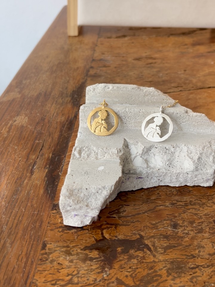 Gänseliesel-Anhänger
- handgefertigt in Göttingen -
Unweit des Wahrzeichens Göttingens gefertigt in meinem Atelier in der Lange-Geismar-Straße 19
.
.
.
Atelier Vincent Kiefer
#ateliervincentkiefer #göttingen #gänseliesel