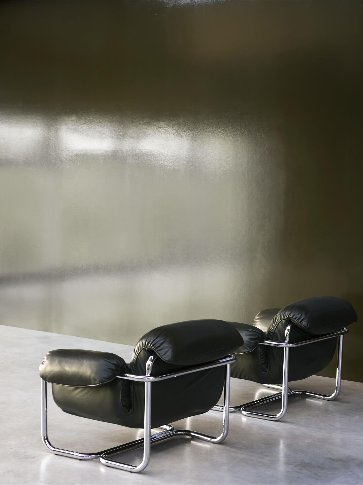 We let contrast speak
Materials lead the way, balance follows