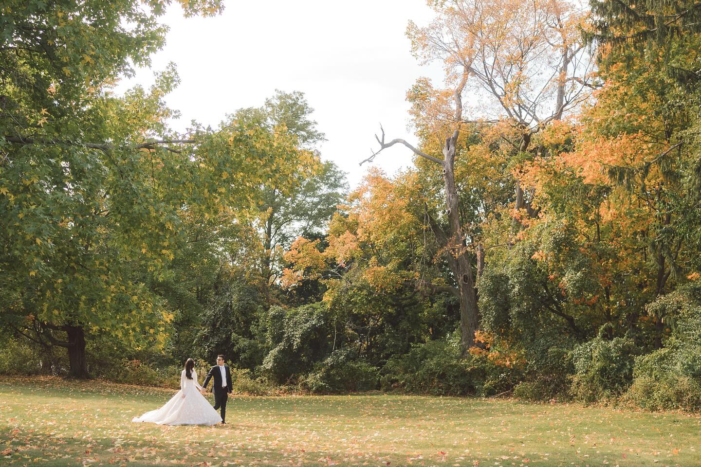 Blooming Fall
•
Shira & Avi’s Wedding
Autumn, 2025. Tarrytown, NY
•
Photography & Cinematography: @binyaminkornphotography
Glam: @getdunnup @shainapollak
Music: @bluemelodygroup ft. @beriweber @itzikdadya_ @yedidimchoir
Venue: @thehudsongrand
Dresser: @herecalmsthebride_
•
Binyamin Korn Photography, A Boutique Photography Studio
#AnEliteExperience
•
#NYCWedding #NYWedding #AutumnWedding #FallInNYC #NYCEvent #FallWeddingVibes #CityLoveStory #LuxuryWeddings #WeddingInspo