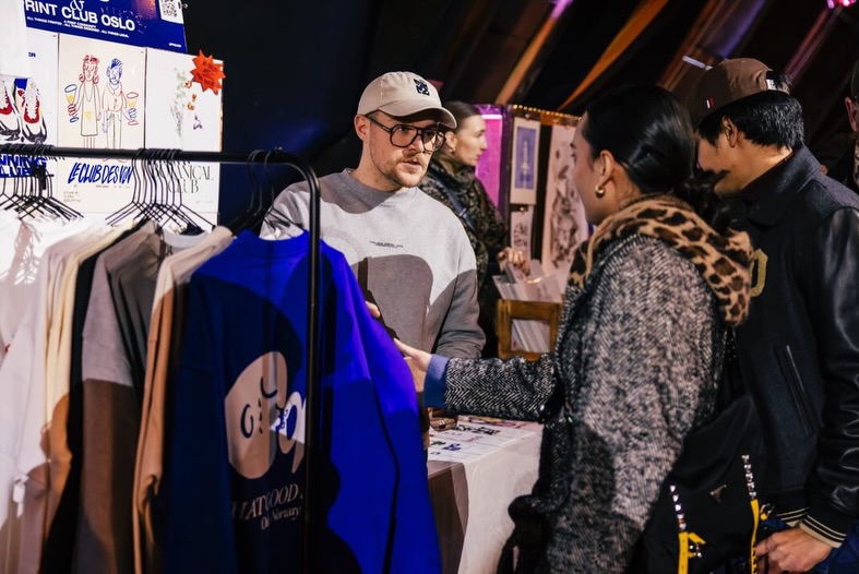 @hannalauridsen - photo
SALT CHRISTMAS MARKET 06-07 DECEMBER . 2025
The POST-TEE’S CLUBS . POSTER & TEE’S
Limited editions, numbered prints & wearable artwork
Gooooooooood weekend! Couldn’t have done it without my amazing wife! Love her a lot! Thank you 💙
#market #prints #wearableart