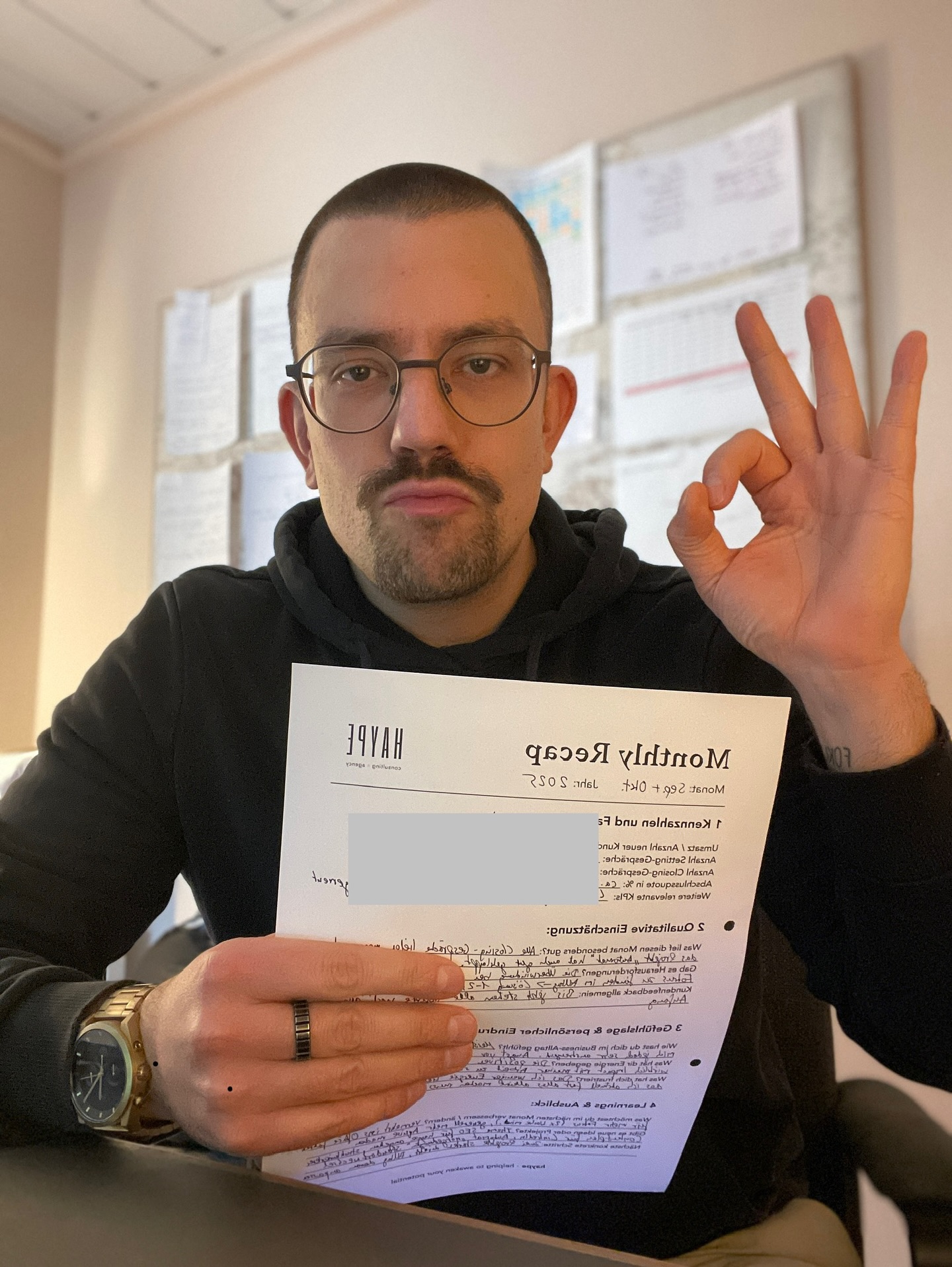 Reflektieren geht über studieren, oder so ähnlich. 🤓
Wir kümmern uns nicht nur um die Prozesse unserer Kundinnen und Kunden, sondern etablieren auch bei uns intern stetig neue Rituale, Prozesse, oder Software. 🚀
Die Herausforderung:
Die meisten Unternehmen wachsen meistens durch Zufall und die vorhandenen Strukturen und Prozesse (wenn es denn welche gibt) halten so lange, bis auf einmal alles zusammenbricht. Oder im „besten Fall“ kurz davor.
Das Problem:
Viele Beratungen und Agenturen vermitteln Wissen, was sie selbst gar nicht anwenden. Aber du erwartest von deinem Fitness-Coach auch, dass er sportlich ist und sich ausgewogen ernährt, oder nicht?
Die Lösung:
Wir setzen bei haype selbst die Dinge um, die wir unseren Kundinnen und Kunden vermitteln. Brauchen wir bei unserer aktuellen Unternehemsgröße monatliche Feedback-Prozesse? Not really… Aber zum einen wachsen unsere Prozesse mit und müssen nicht entstehen, wenn es schon brennt und zum anderen haben wir immer wieder Erkenntnisse durch den monatlichen Rückblick erhalten, die sonst im Alltag untergegangen wären.
Reflektierst du schon, oder flext du noch? 😬
#kommunikation #selbstreflexion #business #startup #digitalisierung