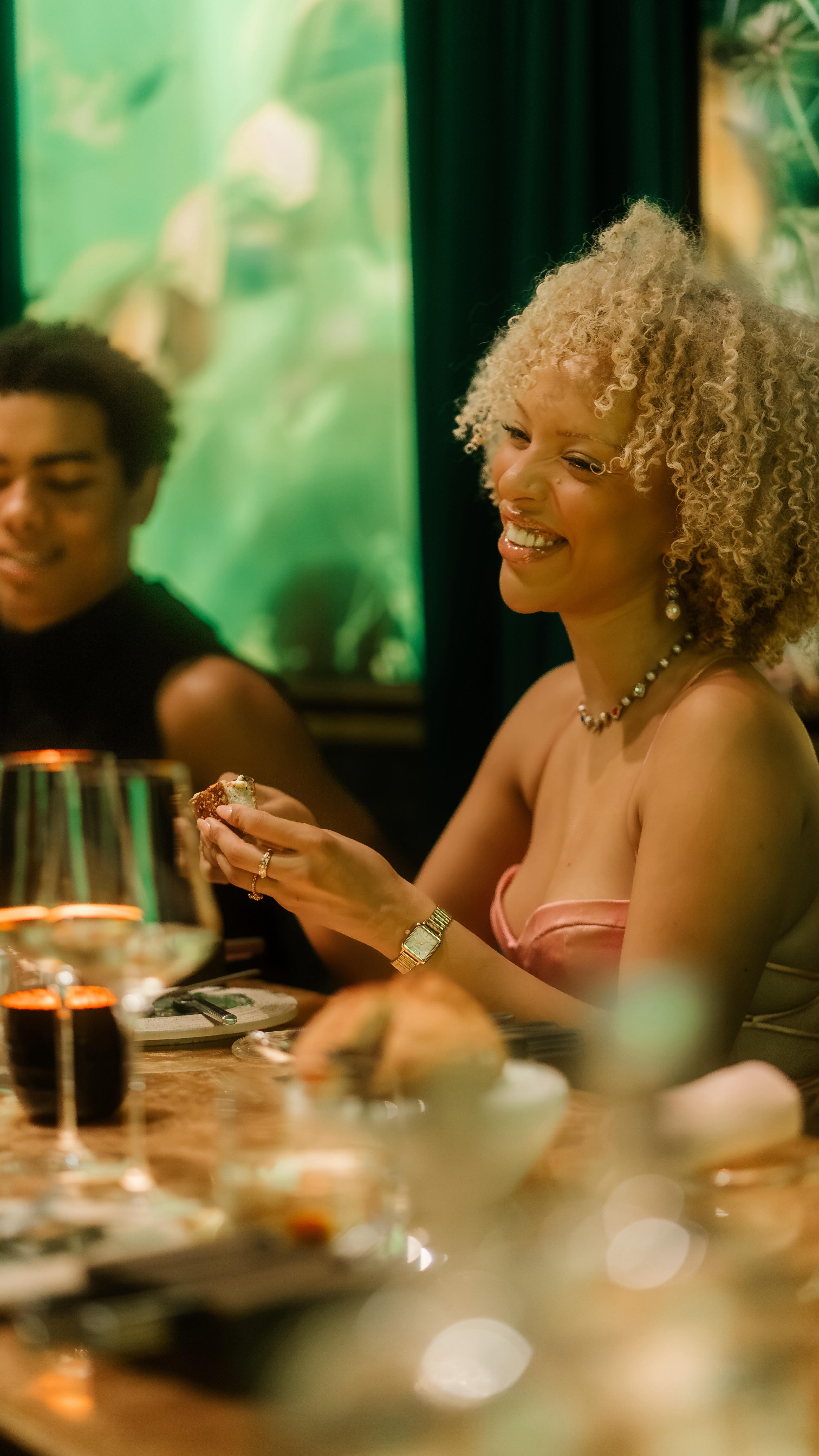 Samenwerken met Restaurant Bellezza is er eentje waar alles klopt. Vanaf het begin een ijzersterk concept, een team dat snapt wat ze neerzetten en mensen die openstaan voor bouwen, testen en doorgroeien. En dat maakt deze samenwerking oprecht heel leuk.
In de afgelopen periode hebben we ruim 345000 accounts bereikt. Het grootste deel daarvan bestond uit mensen die Bellezza nog niet volgden. Dat zie je overal terug. In de reacties, in de herkenning, in hoe vaak mensen zeggen dat ze Bellezza ineens overal tegenkomen. Sinds we in mei zijn gestart is de naamsbekendheid zichtbaar gegroeid en dat merken we in alles.
Twee keer content die door de miljoen views ging. Niet omdat we het forceren, maar omdat het verhaal en het concept gewoon sterk zijn en blijven werken.
Vanaf januari verschuiven we de focus. Minder op kwantiteit, meer op kwaliteit. Daardoor spelen we budget vrij om gerichter ads in te zetten en zorgen we dat alles wat we maken precies bij de juiste mensen terechtkomt. De basis staat. Nu gaan we het slimmer en scherper doen.
Trots op wat we samen hebben neergezet en minstens zo enthousiast over wat er nog komt.
🎥 @bobgertsen