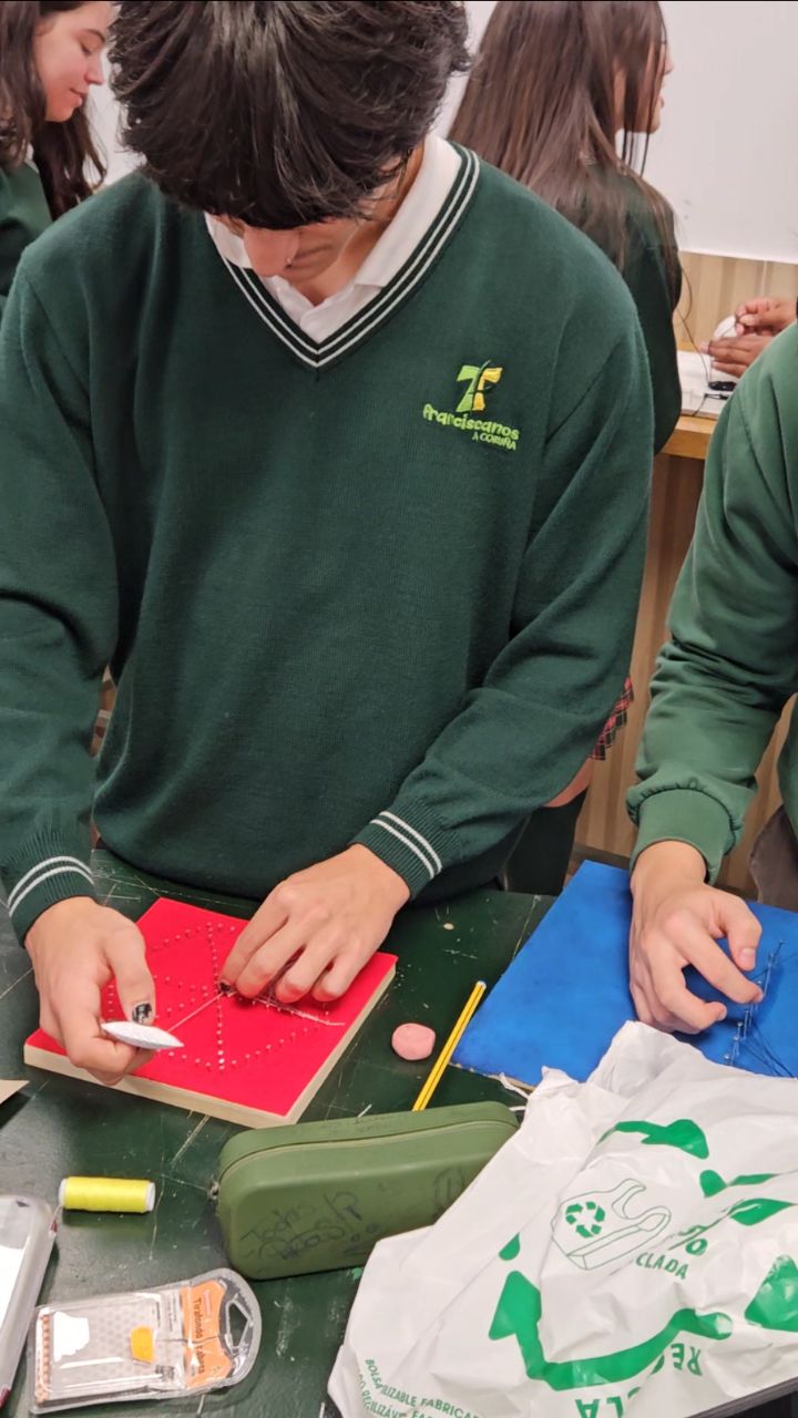 El "String art" van tomando forma en 4° de Secundaria. Buenos trabajos, buen ambiente y mucha creatividad.
#stringart #4eso #colegiofranciscanoscoruña #graciasxexistir #artisticexpression