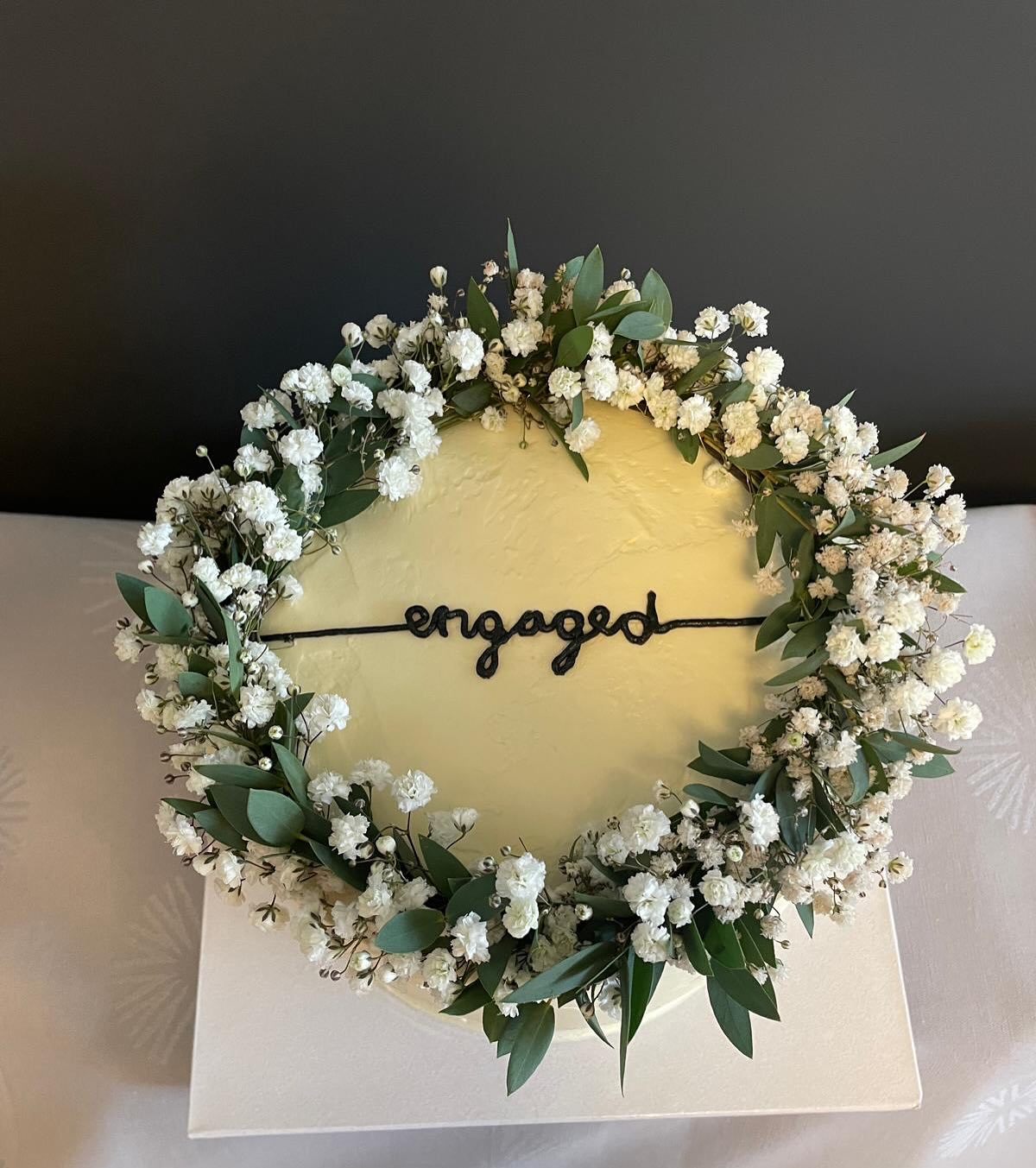 Liebe geht durch den Magen — und heute ganz besonders! Unsere einstöckige Verlobungstorte mit fruchtiger Frische und zarter Schokofüllung feiert den süssesten „Ja“-Moment. 💍🍓🍫
#bakecraft #engagement #Cakedesign #Tortenliebe #SweetMoments #handmade #Hochzeit2025