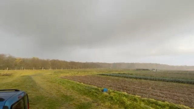 Zuerst war da der Hagel auf unserem Feld und dann kam der Regenbogen. Zum Glück haben wir einen Bauwagen, der unserem Gartenteam, wenn es dick kommt, Unterschlupf bietet. #rainbow #hagel #herbstküche #herbstgefühle #solidarischelandwirtschaft #gemüsekiste #eatlocal #solawi #farmtotable #farmlife #frohlawi #biogemüsekiste #Reinickendorf #hohenneuendorf #stolpe #hermsdorf #frohnau #frischvomfeld #FrischeErnte