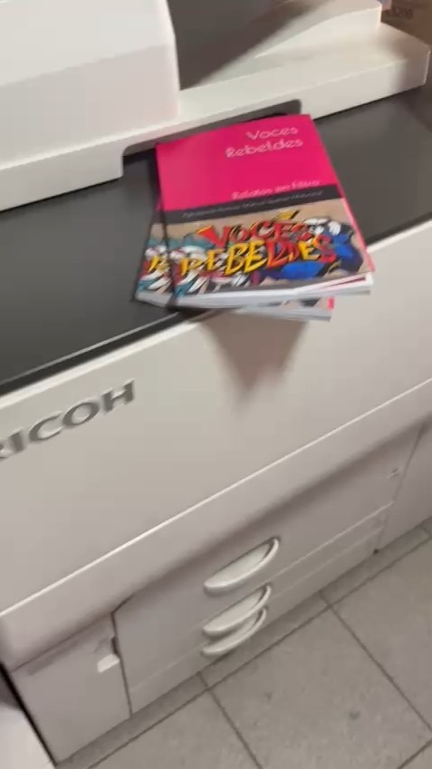 Estamos muy felices. Ya iniciamos la impresión del libro que reúne los 15 mejores escritos de nuestros jóvenes autores —en cuento, poesía y ensayo— de cara a la premiación del 27 de noviembre.