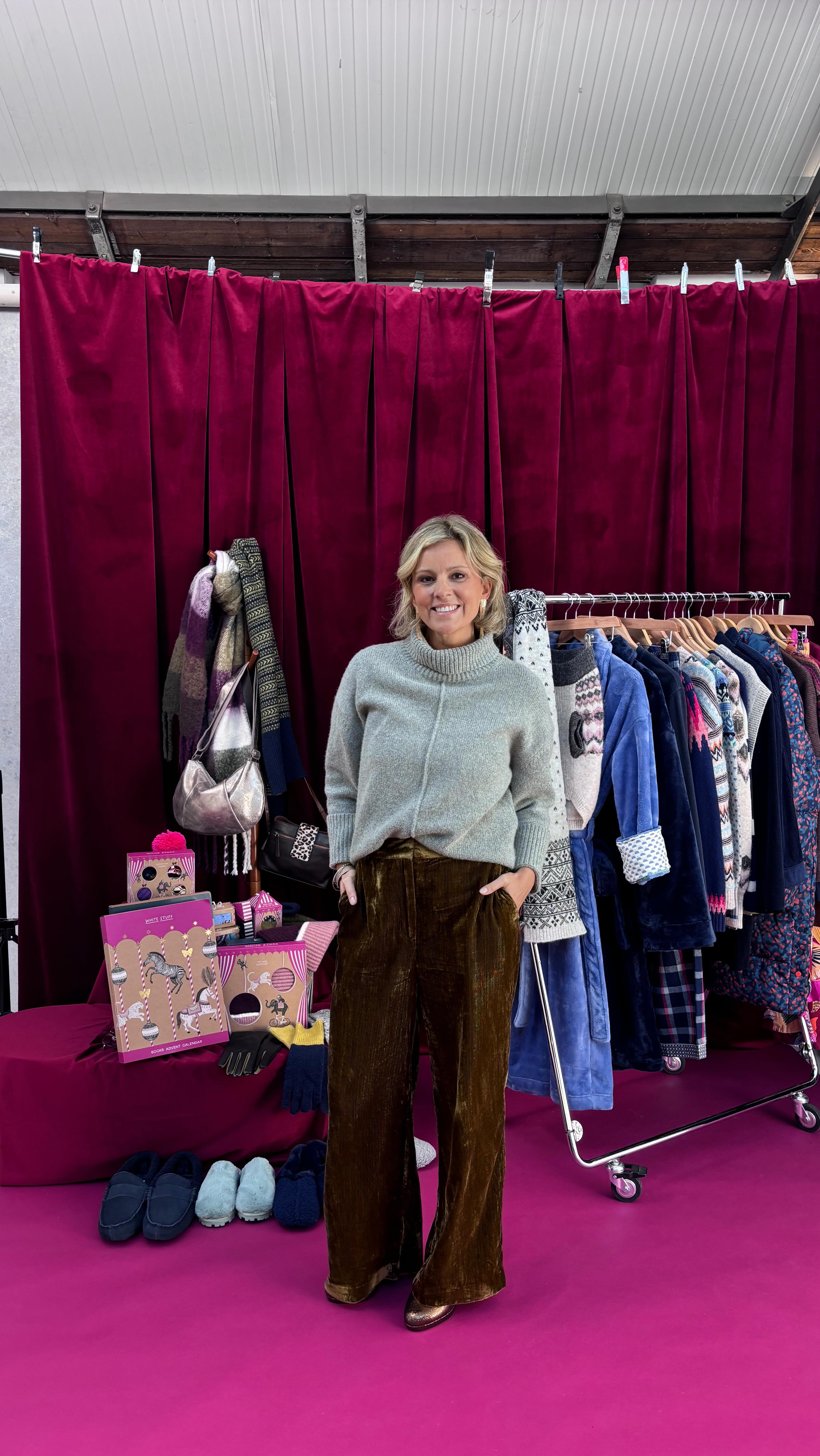 Amazing morning working with the @whitestuffuk team filming Christmas gift ideas and festive outfit inspiration!
And btw….their Black Friday 25% off has just started!!
My outfit @whitestuffuk :
Belle velvet wide leg trousers
Marianne wool blend jumper
Pricilla platform shoes
Linda tassel earrings
Thank you to the fabulous @agadoboszmakeup for transforming my hair and make-up ☺️
#presenter #livepresenting #fashion expert #christmasgiftideas #christmasoutfitideas #stockingfillers #secretsanta