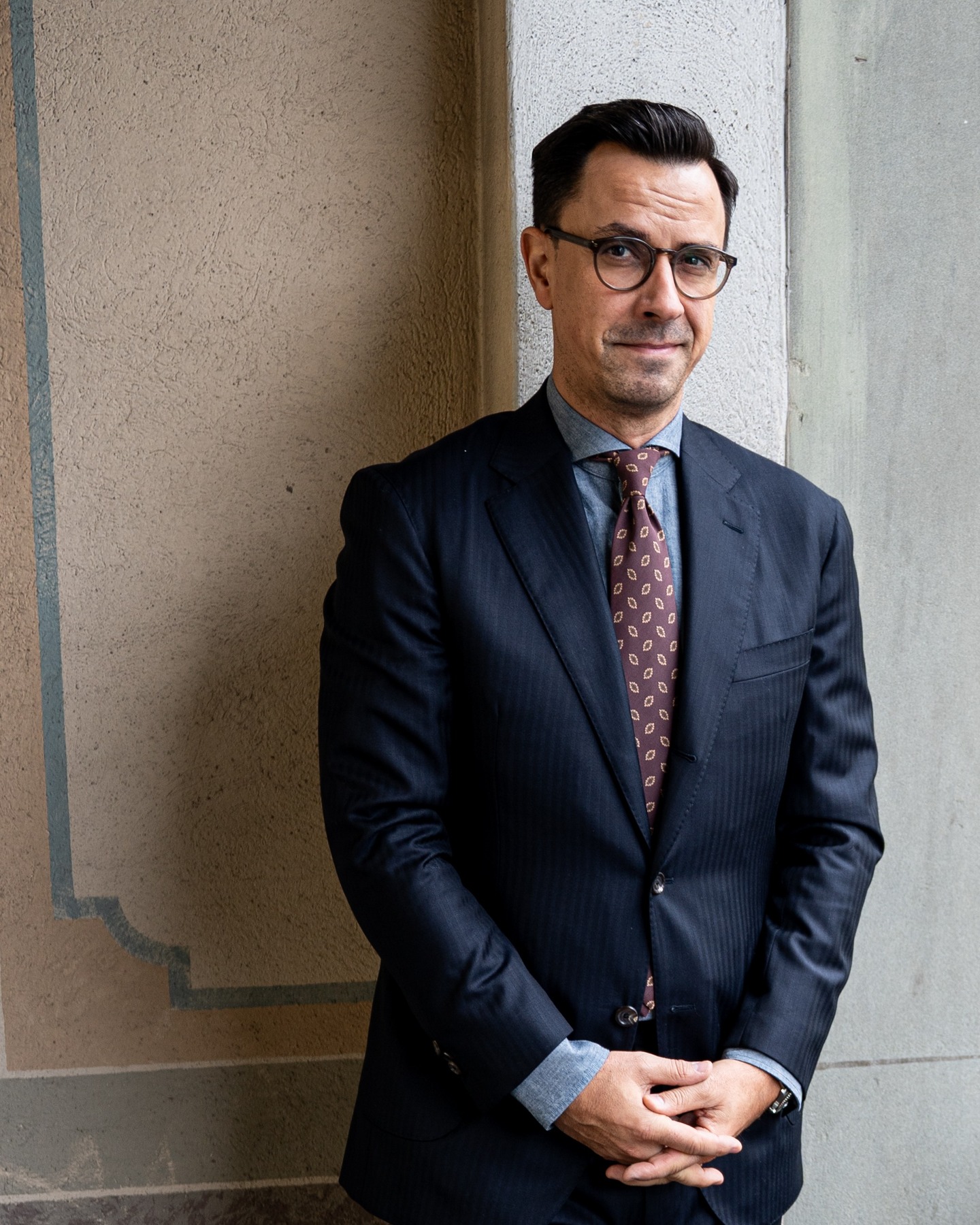 Heute in einem blauen Vitale Barberis Canonico Stoff aus reiner 120's Wolle.
Zeitlos, vielseitig und perfekt für den Alltag. Mit einem Jeanshemd bekommt der Look eine entspannte Note, während die Krawatte von @drakesdiary für den britische Eleganz sorgt. Abgerundet wird das Outfit durch sportliche Chukka Boots, ebenfalls von @drakesdiary
#fashion #madetomeasuresuits #massanzug #massanzugzürich #masshemd #masshemdzürich #Massbekleidung #Herrenmode