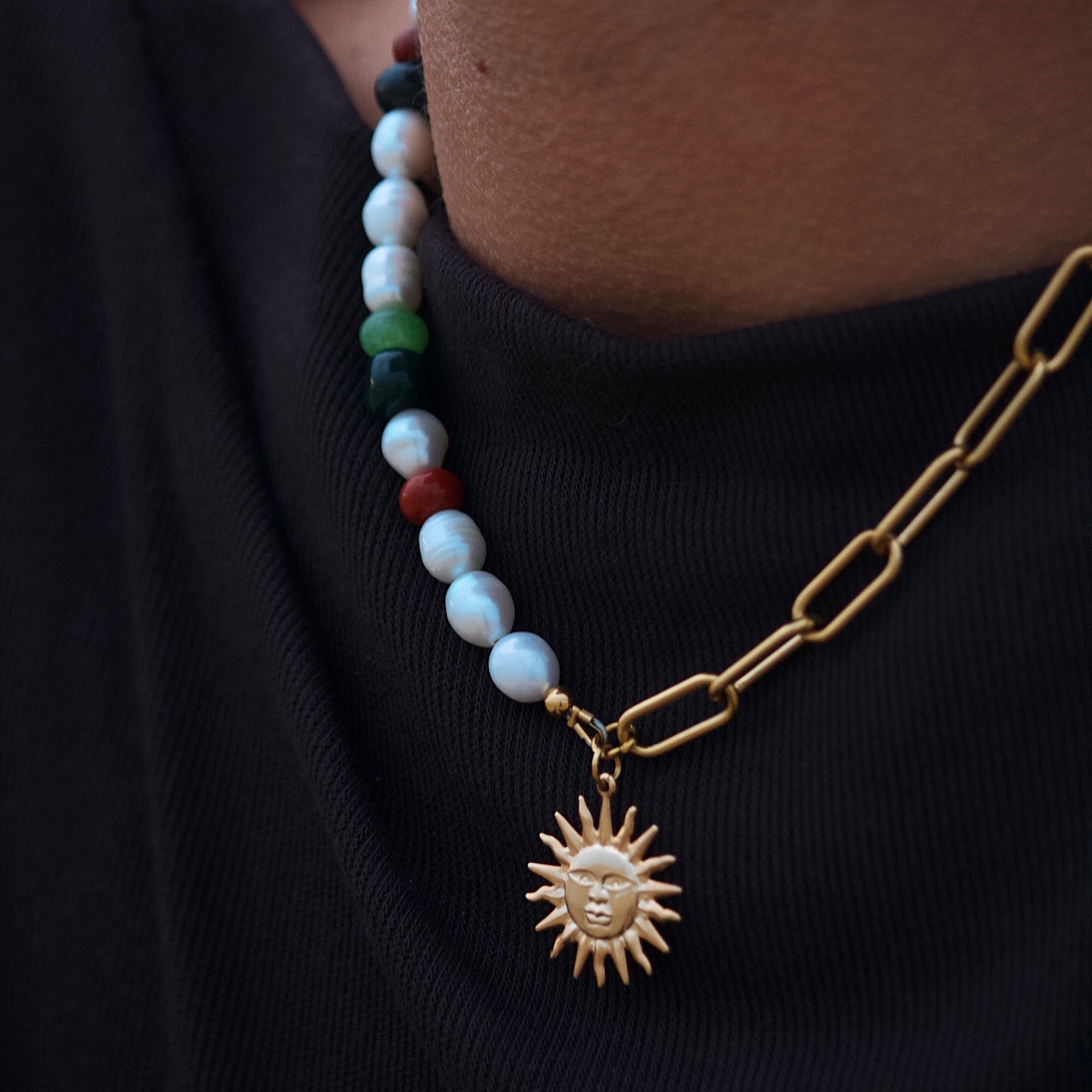 NOUVEAU ✨
Notre bracelet de cheville Salia, imaginé dans la collection Terraya, décliné pour la capsule de Noël : un collier femme, un collier homme, et un coffret duo à partager avec ton +1
Salia, c’est ce mélange doux de pierres naturelles colorées, des perles de culture, une touche de doré… un éclat calme et lumineux, parfait pour la saison.