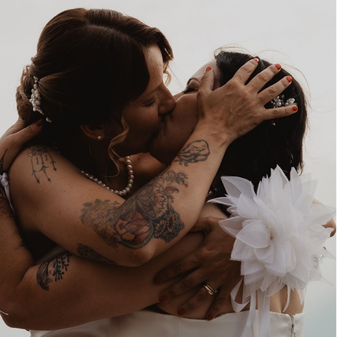 Famiglia è ogni legame che conta. Non importa com’è fatta, quanti anni ha o se ha un cognome comune.
Ogni volta che fotografo una famiglia, che sia composta da due o più persone, da un team aziendale, che abbia o meno un cane in braccio, cerco questo: il legame.
E lo rispetto con gratitudine, perché OGNI STORIA D’AMORE MERITA DI ESSERE RICORDATA!
#fotografiadifamiglia #fotografabassanodelgrappa #serviziofotograficofamiglia