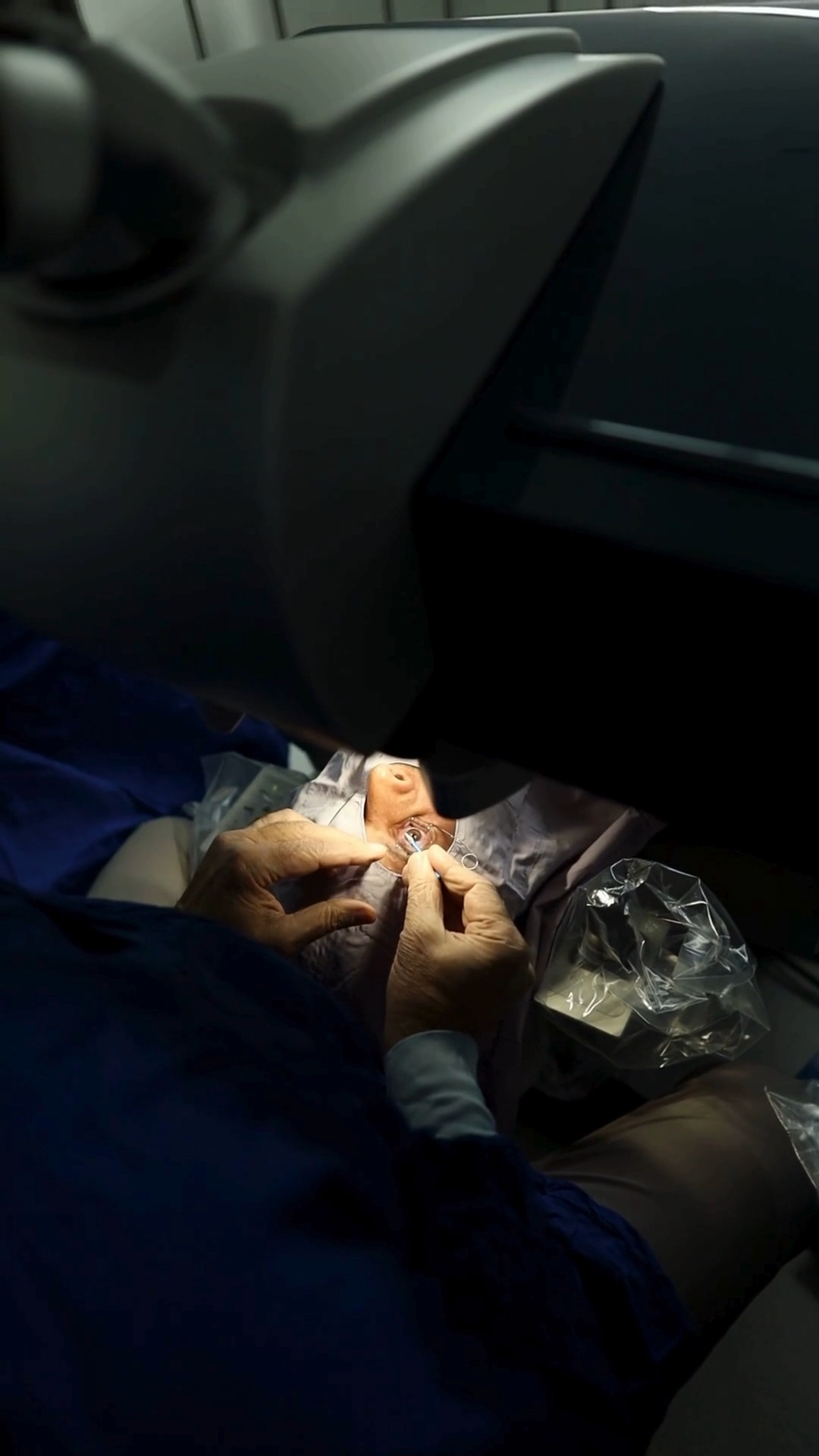 Cirugía refractiva que corrige miopía, hipermetropía y astigmatismo. Pregunta hoy si eres apto para esta ciurgía y liberate de lentes de contacto y anteojos en un viaje de 3 días. Rápido, seguro y sin dolor.