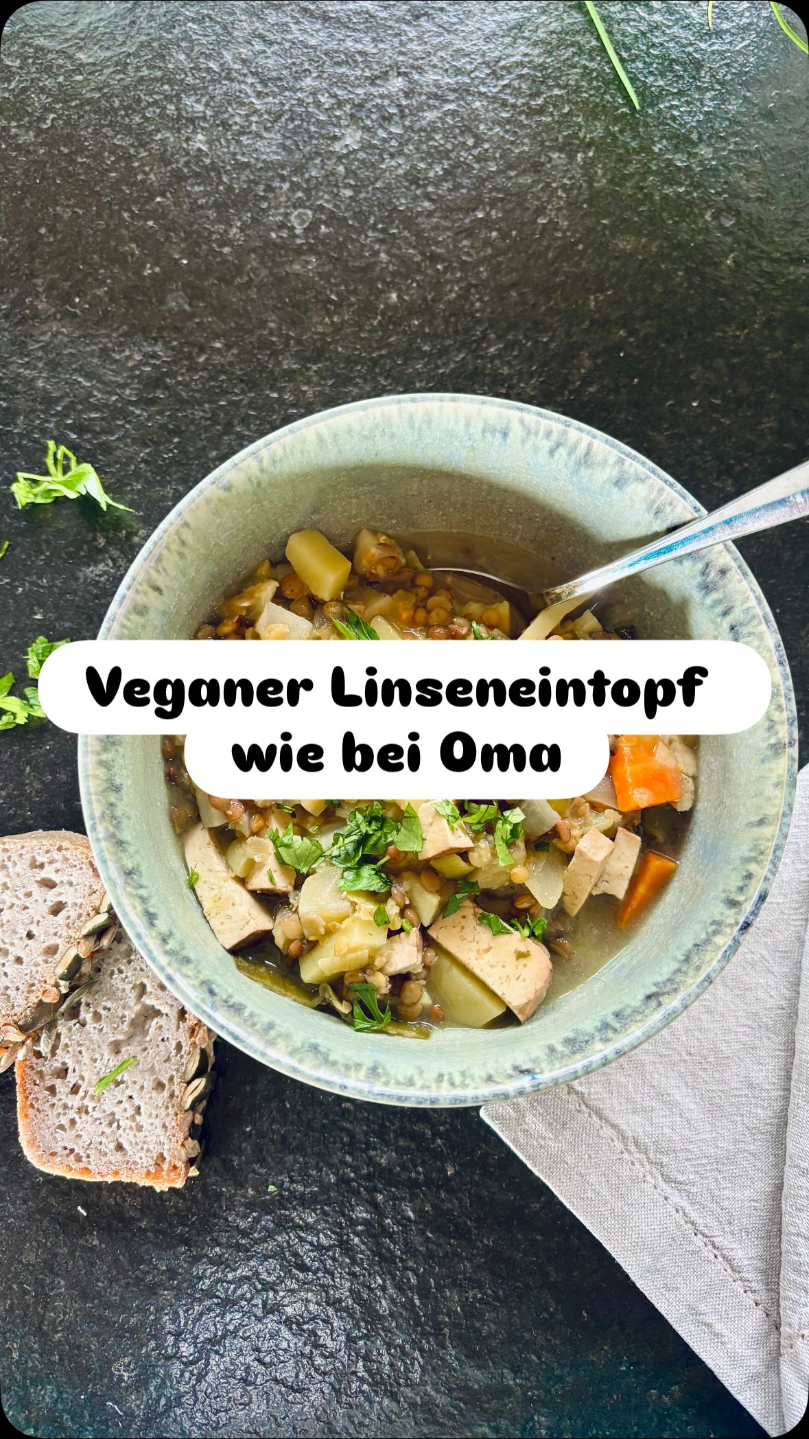 Veganer Linseneintopf wie bei Oma – einfach & echt lecker
Früher fand ich Eintopf total langweilig – heute liebe ich ihn, weil er wärmt, satt macht und voller Nährstoffe steckt, die den Zyklus unterstützen: pflanzliches Eiweiß, Eisen, Folsäure & viele Ballaststoffe. Perfekt für Meal Prep und kalte Tage.
Rezept für 4 Portionen
Zutaten:
2 Zwiebeln • 2 Möhren • 300 g Kartoffeln • 150 g Knollensellerie • ½ Lauchstange •
300 g Linsen • 2 EL Öl • Salz, Pfeffer • 1,2 l Gemüsebrühe • 2 Lorbeerblätter •
1 Bund Petersilie • 2 EL Apfelessig • 1 EL Senf • 1 TL Ahornsirup • Muskat
• 200g Räuchertofu • Vollkornbrot
Zubereitung:
👉 Gemüse schälen, würfeln & Linsen abspülen
👉 Gemüse in Öl ca. 5 Min anbraten (Tofu optional mitbraten)
👉 Linsen + Brühe + Lorbeerblätter zugeben, 20 Min köcheln
👉 Mit Apfelessig, Senf, Ahornsirup, Muskat, Salz & Pfeffer abschmecken
👉 Petersilie unterheben & kurz offen weiterköcheln
👉 Mit Vollkornbrot servieren
Speichere dir das Rezept, wenn du’s ausprobieren willst 🤍
#zyklusfreundlichessen #linsenrezepte #pflanzlichkochen #hormonbalance #mealprep #eintopf