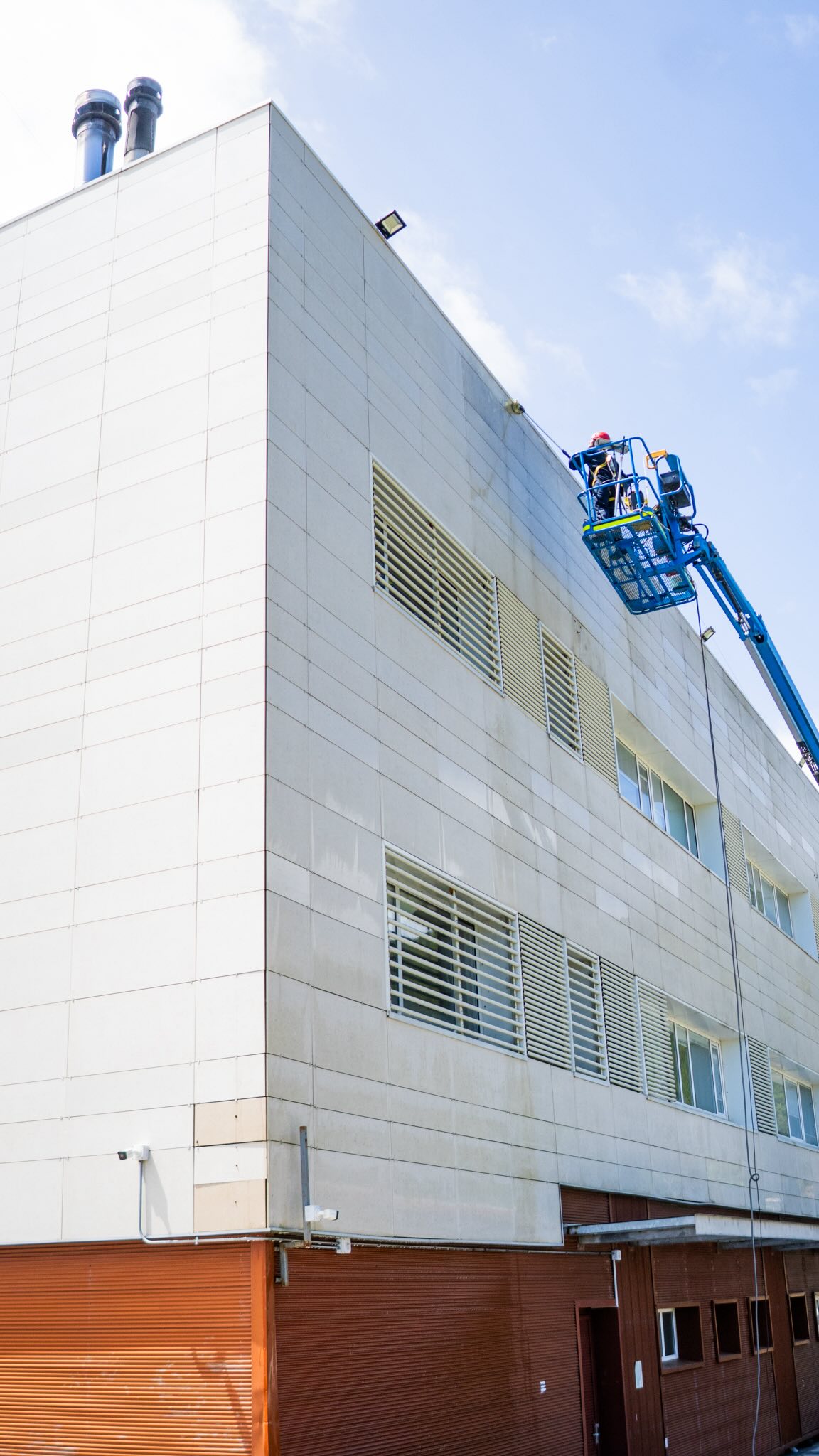 ¿Has visto cómo cambia un trabajo cuando usas el equipo correcto?🧰✅
De camino a nuestro objetivo. En Corral estuvimos verificando el uso de nuestra plataforma articulada GENIE Z-62/40, acompañando al equipo de Servicio Simple SPA en la limpieza exterior del Hospital de Corral.
Cuando el trabajo pide altura, precisión y seguridad… ahí estamos presentes.
👉 ¿Necesitas equipos para tu próximo proyecto? Escríbenos.
#RentalValdivia #ArriendoDeMaquinaria #SolucionesEnAltura #Corral
