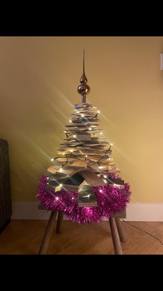 🎄✨ Wat een geslaagde dag!
Ons circulaire kerstboompje werd gebouwd door een groep fanatieke Werkplekkers 🪚🌲
Buiten: vuur, (0.0) glühwein & warme choco 🔥☕
Binnen: kerstdiner van Rest Sufra, een licht chaotische muziekbingo 🎶😄 en nieuwe connecties.
🎆 We sluiten het jaar af op 31 dec vanaf 14.00 met verse oliebollen van de Werkplek — dit voelt als een nieuwe traditie!
📍Via het buitenterrein / ingang Buurman / Papaverweg 36b
#community #amsterdamnoord #coworking