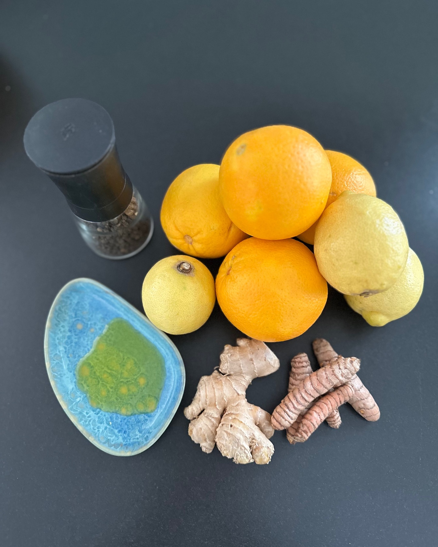 Ingwer-Kurkuma-Shot
Der Ingwer-Kurkuma-Shot stärkt Dein Immunsystem und wirkt entzündungshemmend. Perfekt für die kalte Jahreszeit!
Zutaten für etwa 4 Portionen:
80 g frischer Ingwer
80 g frische Kurkuma-Wurzel
3 Bio-Zitronen
4 Bio-Orangen
1 EL Leinöl
1 Prise schwarzer Pfeffer
Und so wird es gemacht:
Ingwer und Kurkuma schälen und klein schneiden. Achtung: Kurkuma färbt unglaublich. Damit Deine Hände nicht gelb werden, am besten Plastikhandschuhe tragen 😊.
Zitronen und Orangen auspressen. Dann alles in ein hohes Gefäß geben, ein Esslöffel Leinöl und eine Prise schwarzen Pfeffer dazugeben und mit dem Pürierstab vermixen. Anschließend in eine Flasche umfüllen.
And that’s it 💫
Der Shot ist im Kühlschrank etwa 3 Tage haltbar.
#healthyfood #vitaminpower #vegan