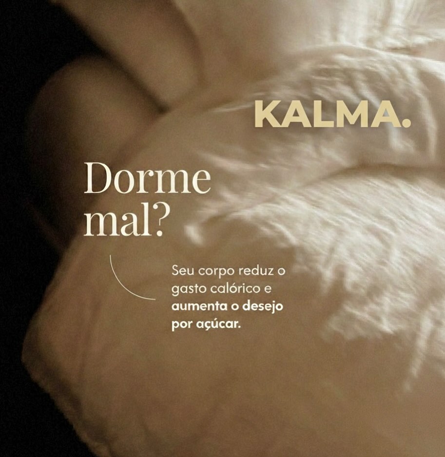 Dormiu mal e ainda sente aquela vontade de atacar um doce à noite?
Relaxa… o ChocoKalma resolve os dois. 😌🍫
Enquanto a melatonina e o l-triptofano te ajudam a desacelerar e pegar no sono, o chocolate entra como aquele carinho final: tira a vontade de doce, mas sem pesar na consciência.
Porque o nosso é:
✨ zero açúcar
✨ zero lactose
✨ cremoso, leve e delicioso
É o chocolate perfeito pra fechar o dia do jeito certo:
mente calma e corpo tranquilo 🌙🤍