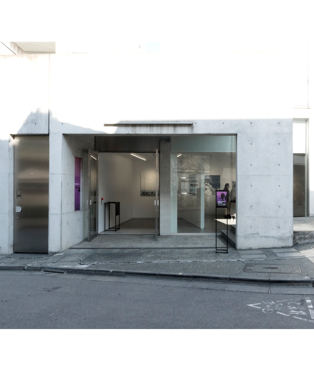 個展「Point of Landscape 」は、無事終了しました。足を運んでくださった皆さま、メッセージをお寄せくださった皆さま、制作や展示に関わってくださった方々へ、感謝申し上げます。
会場ではさまざまな方とお会いし、他愛もないお話から作品を通しての対話まで、とても豊かな時間を過ごさせていただきました。展示を通して、新たな課題やテーマも見えてきたため、今後の制作へとつなげていきたいと思います。
また、お仕事の合間を縫って足を運んでくださった方々、異なるバックグラウンドを持つ海外からのお客様との出会いもあり、興味深いコメントや視点を多くいただけたことは、大きな励みとなりました。
また次の制作へ進んでいきたいと思います!
ありがとうございました。
展示作品については、後日、アップしていきます。
My solo exhibition 「Point of Landscape 」 has come to a close.My heartfelt thanks to everyone who visited, sent kind messages, and supported the show.
Meeting so many people — from light conversations to deeper exchanges through the works — made this exhibition truly meaningful for me.
Showing these pieces also revealed new questions and directions, which I hope to continue exploring in my practice.
I am grateful to those who made time to visit during their busy schedules, as well as the many international visitors who offered thoughtful and insightful comments.
I will carry these moments forward as I move into the next phase of my work.
Thank you very much.
I’ll be sharing the works from the exhibition little by little in the coming days.
・
#contemporaryart #fineart #mixedmediaart
#artphotography #japaneseartist