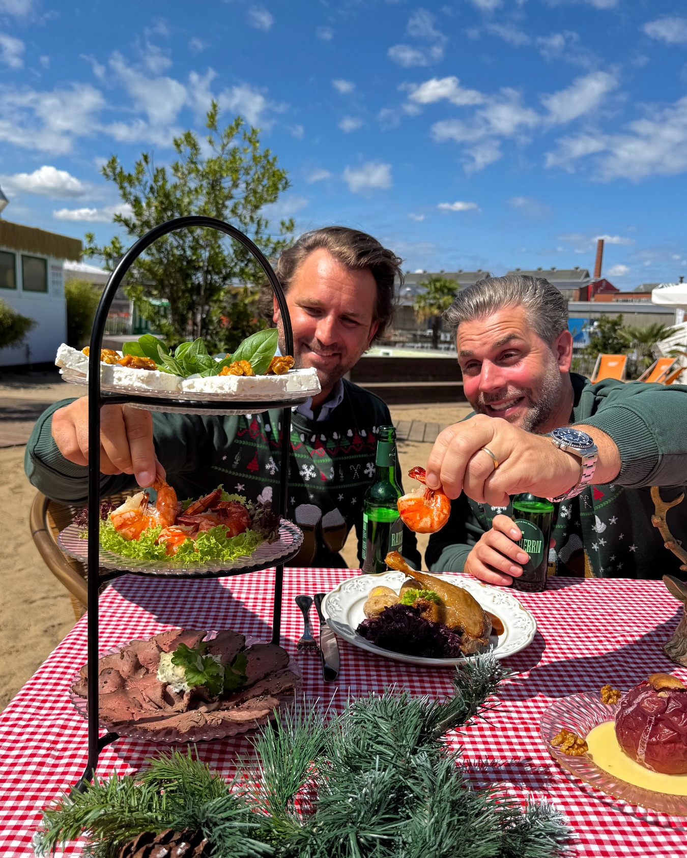 Gans, Garnelen, Bier und Weihnachtspullis: Was will man mehr? 😎🎄 So sieht’s aus, wenn ihr eure Weihnachtsfeier in den Strandsalon verlegt. Ein bisschen Winter, ein bisschen Wahnsinn und ganz viel gute Laune und Feierei.
Jetzt Termin sichern und Team glücklich machen! 🤩
#strandsalon #lübeck #weihnachtsfeier