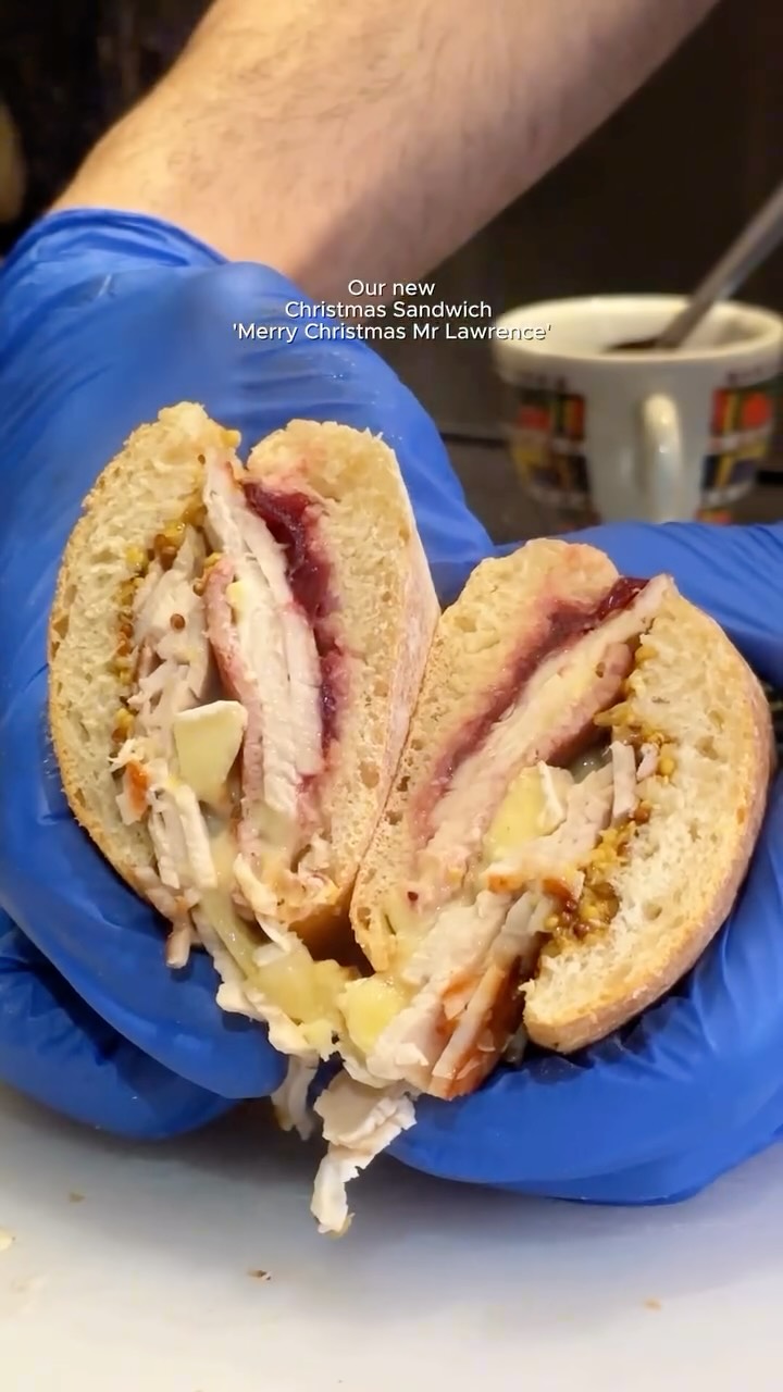 NEW Christmas sandwich alert! 🔔🎄
A delicious mix of turkey, bacon, brie with cranberry sauce and mustard 😋
Come by and taste a little slice of Christmas 🥪
#chillibs #hitchineats #chillibhitchin #sandwichbar #hertfordshirefoodie