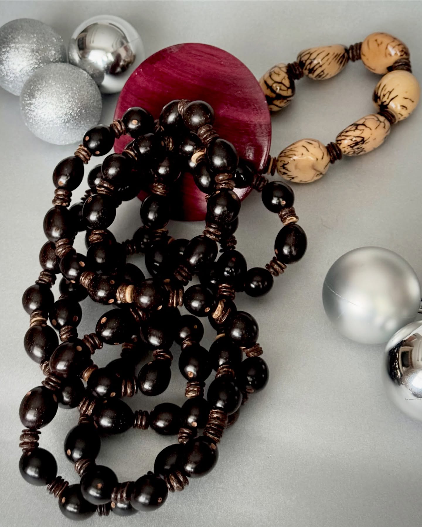 Arte, cultura e história são refletidos nesta peça criada a partir de insumos amazonenses.
Madeira roxinha, jarinas marfim e sementes do tucum compõem esse belo colar de mesa.
Garanta essa peça para presentear com arte neste Natal acessando o nosso site. Aproveite, ainda, o FRETE GRÁTIS para compra de quaisquer produtos pronta entrega.
#luxosustentavel
#elegancianatural
#biojoiasexclusivas
#decoracaodeinteriores
#arquiteturadeinteriores