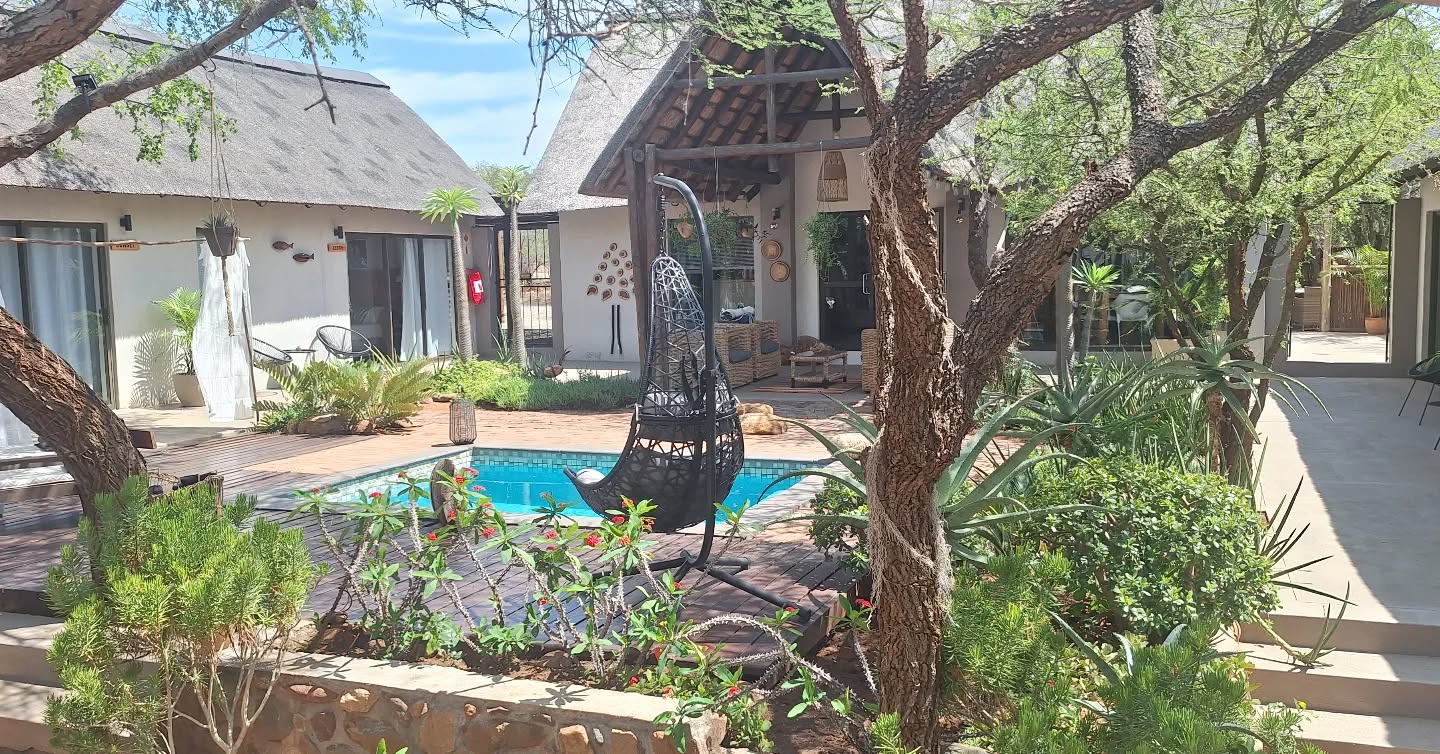 Vorige week was Hanneke met haar gezin in Hoedspruit. Het was geen werkreisje, maar als je er dan toch bent is het altijd leuk om langs te gaan bij enkele van onze partner accommodaties.
Dit is de gezellige binnenplaats van @bnb.switsongo in het Hoedspruit Wildlife Estate. Alle kamers kijken uit op het zwembad net als de smaakvol ingerichte ontbijt- én dinerruimte. De Vlaamse Koen en Christine leggen hun gasten én natuurlijk onze klanten met veel plezier in de watten.
In het Wildlife Estate loopt niet gevaarlijk wild vrij rond. Het kan zomaar eens voorkomen dat een zebra, impala of zelfs giraffe voorbij komt tijdens het ontbijt. Volgens ons een perfecte plek om de veelzijdige regio van Hoedspruit met o.a. Krugerpark en Blyde River Canyon te ontdekken.