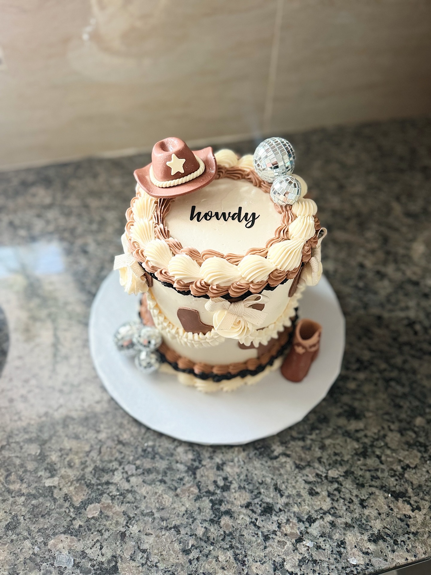 Cowgirl chic 🤎✨🪩
#cowgirlchic #cowgirlcake #customcakes #statenislandbaker #nycbaker #cakedecorating