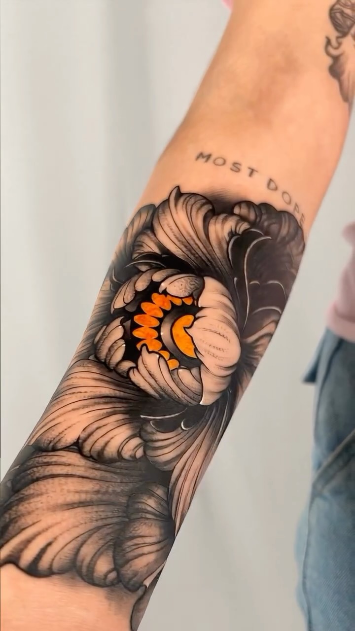 Playing a little with AI. The tattoo that you can see in the image is real, but obviously the AI has completely retouched it. If you want to see the original result, tell me in the comments. ✏️⬇️
A peony that comes to life with every move — clean blackwork flow on skin. Subtle, elegant, and bold at the same time.