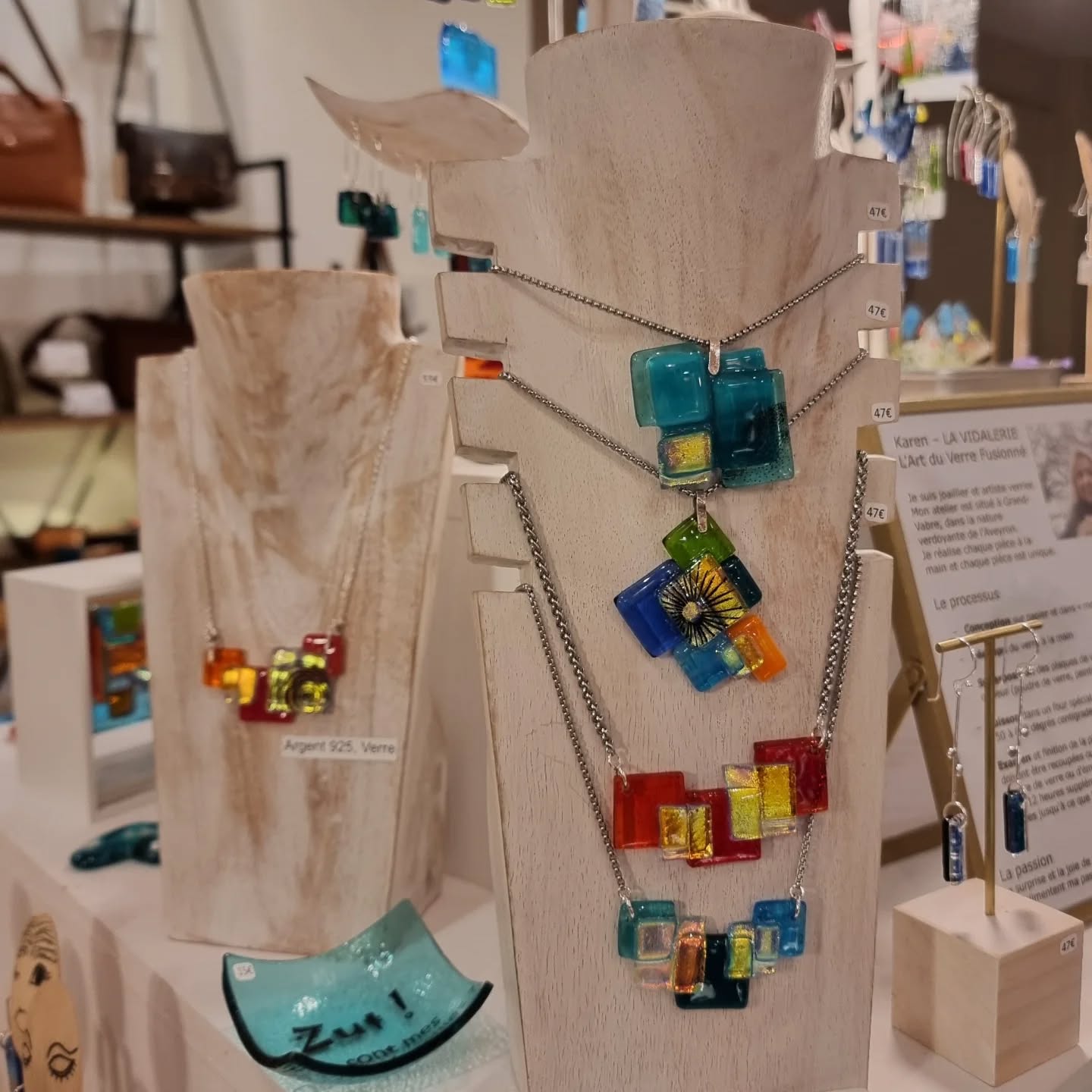 NOUVEAU - Uniques et colorés, mes nouveaux colliers en verre fusionné sont disponibles chez @baldescreateurs, Rodez.