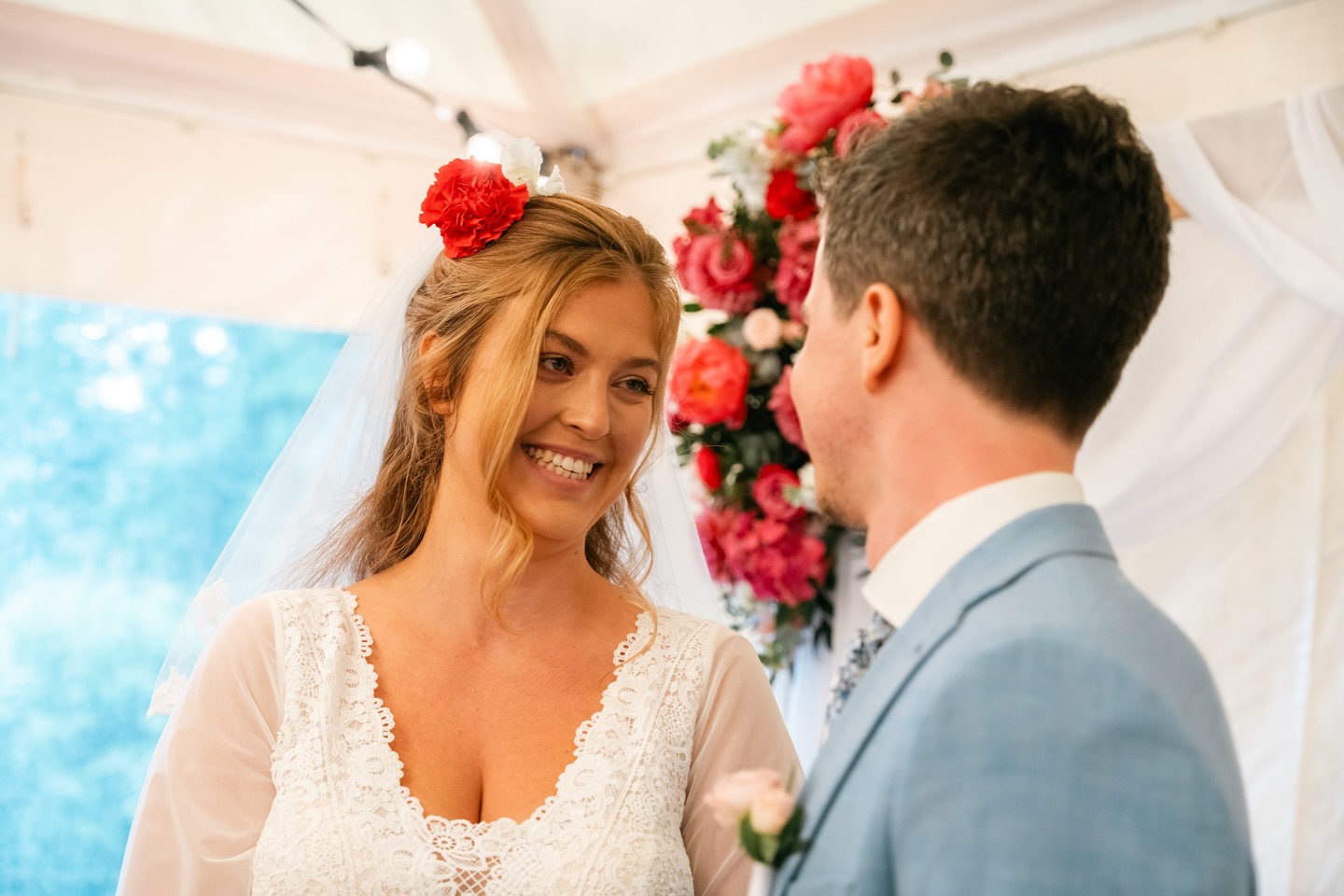 Évidemment : aucun regret ! 😌
Malgré la pluie 🌧️ la cérémonie de Pauline & Max a été magnifique, dans l’esprit nature et coloré dont ils rêvaient. Leurs proches étaient là, réunis autour d’eux. Les dames étaient d’ailleurs certainement très contentes de marcher sur un plancher en bois plutôt que dans l’herbe, avec leurs talons 🤭 et ils ont même pu profiter plus longtemps de la décoration florale, comme l’arche, puisque la cérémonie faisait ensuite place au cocktail sous la tente !
Évidemment tout ça n’aurait pas pu être possible sans une super équipe de prestataires réactifs 🙌
💡 Retenez bien ça : pour qu’une cérémonie soit magique, il ne suffit pas d’avoir un lieu de réception exceptionnel, ou une météo parfaite, ou les bonnes musiques, ou de magnifiques compositions florales… c’est de l’harmonie entre tous ces éléments que naît la magie ❤️
—
Crédits photos :
Wedding planner : @alexandrinewedding
Team photo/vidéo : @les_petites_lanternes
Floral designer : @cherry_wedding_paris
Location chapiteau : @atawaevent
Traiteur : @epicurareceptions
DJ : @dj_idf
MUAH : @klairemuabridals
Robe de mariée : @marieeparisienne
Costume : @vestibusclub
Lieu de réception : Domaine de la Christinière
#ceremoniemariage #ceremonielaïque #decorationceremonielaique #decorationceremonie #fleursmariage #decoflorale #conseilsmariage