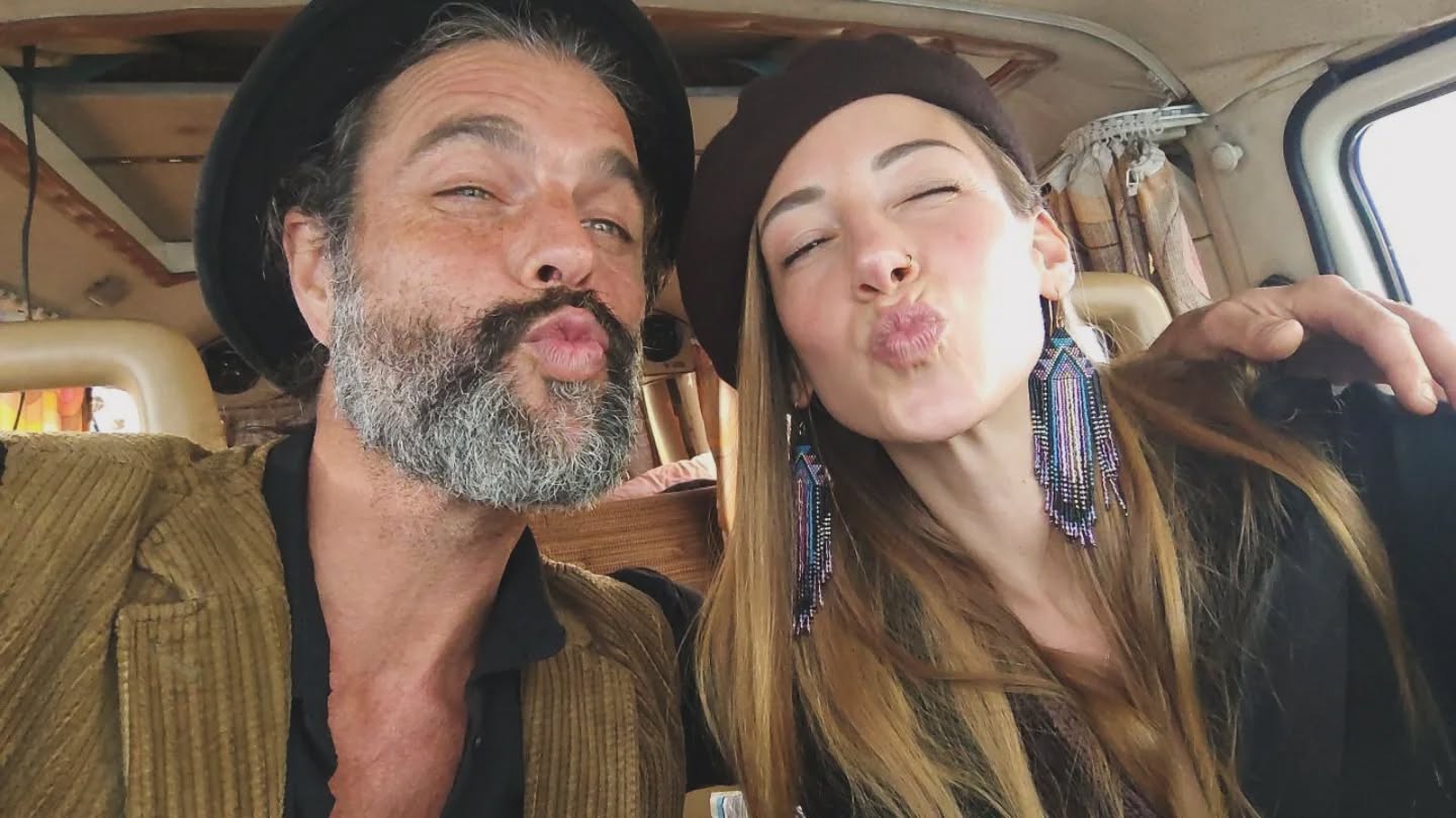 ✨️ Das größte Geschenk, das wir einer anderen Seele machen können, ist ihr (Wachstums-)Raum zu schenken ✨️
Und Raum schenken heißt nicht, mich selbst zu verlieren. Für mich heißt es, in Verbindung zu bleiben - mit mir und mit dir.
Manchmal mache ich einen Schritt zurück.
Manchmal bleibe ich ganz nah.
Manchmal kreiere ich den Raum neu.
Gerade in Partnerschaft und Elternschaft spüre ich das am stärksten: diese besondere Tiefe, die uns miteinander wachsen lässt, ohne dass jemand sich selbst vergisst.
Raum schenken. Raum halten. Raum lassen.
Für mich ist das Liebe.
🌹✨️❤️🙏
#paarraum #partnerschaft #beziehung #bewussteBeziehung #raumhalten #raumfürwachstum #wachstum #inneresKind
#bewusstsein #selbstverbindung #seelenbegegnung
#elternschaft #Liebe