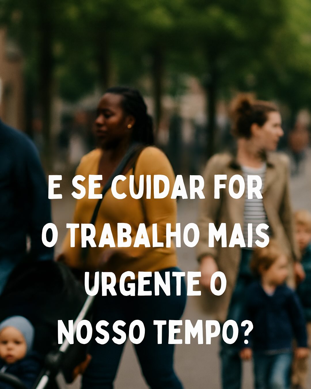 REFLEXÃO DE SEXTA-FEIRA
👉 E se cuidar for o trabalho mais urgente do nosso tempo?
Está a espalhar-se um discurso perigoso pelo Ocidente.
Dizem que trabalhamos pouco.
Que os direitos estão a ser “abusados”.
Que o problema é a produtividade — e não o sistema.
E a suposta solução?
— Cortar direitos.
— Estender jornadas.
— Pressionar mais.
— Investir menos.
Mas ninguém pergunta:
🔸 A que custo para a infância?
🔸 A que custo para a saúde mental das famílias?
🔸 A que custo para os profissionais que ainda seguram o cuidado e a educação?
Enquanto isso...
- Em Portugal, acusa-se mães de abusarem da amamentação — sem qualquer prova.
- Na Holanda, pressiona-se o regresso ao trabalho, mesmo quando os sistemas de apoio estão em colapso.
- No Reino Unido, nos EUA, na Europa — o padrão repete-se.
Este discurso não é um acaso. É uma escolha política.
E por trás dele, há uma verdade incómoda:
O problema não é a falta de trabalho.
O problema é um modelo económico que recusa valorizar o trabalho que sustenta a vida.
Neste carrossel, trazemos dados, fontes e uma pergunta que precisamos de enfrentar:
👉 Que escolhas andamos a fazer — como sociedade, como cidadãos, como humanos?
👉 O que andamos a aceitar como normal, quando já devia ser inaceitável?
👉 Quando vamos dizer basta?
Porque não há economia sem pessoas.
Não há futuro sem infância.
E não há sociedade saudável onde o cuidado é descartável.
👉Desliza. E vem refletir connosco.
Talvez já não seja tempo de esperar.
Talvez seja tempo de escolher.💛